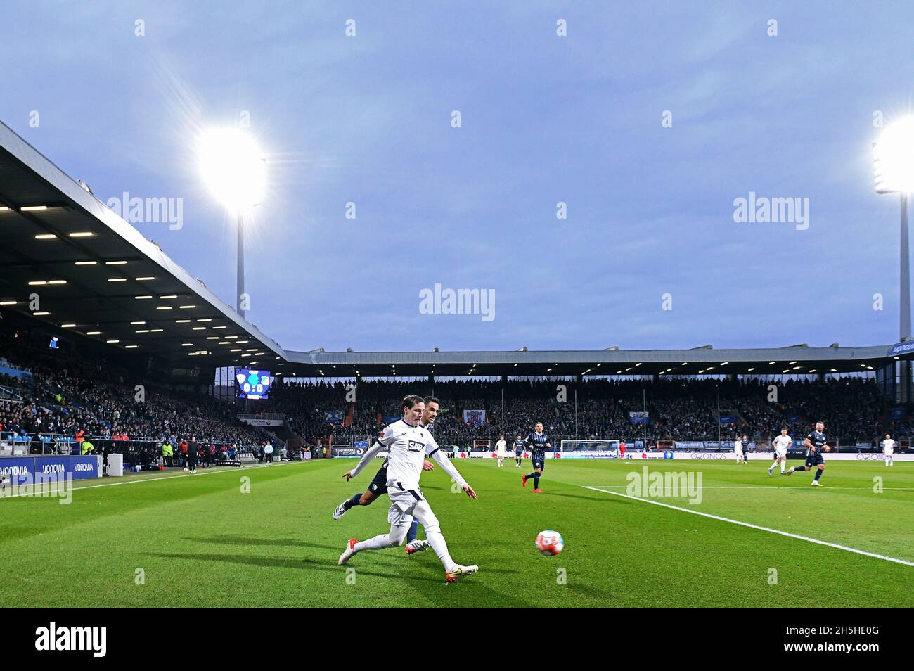 Bundesliga, Vonovia Ruhrstadion Bochum, VfL Bochum vs TSG Hoffenheim; Spielszene im Ruhrstadion unter Flutlicht. Stockfoto