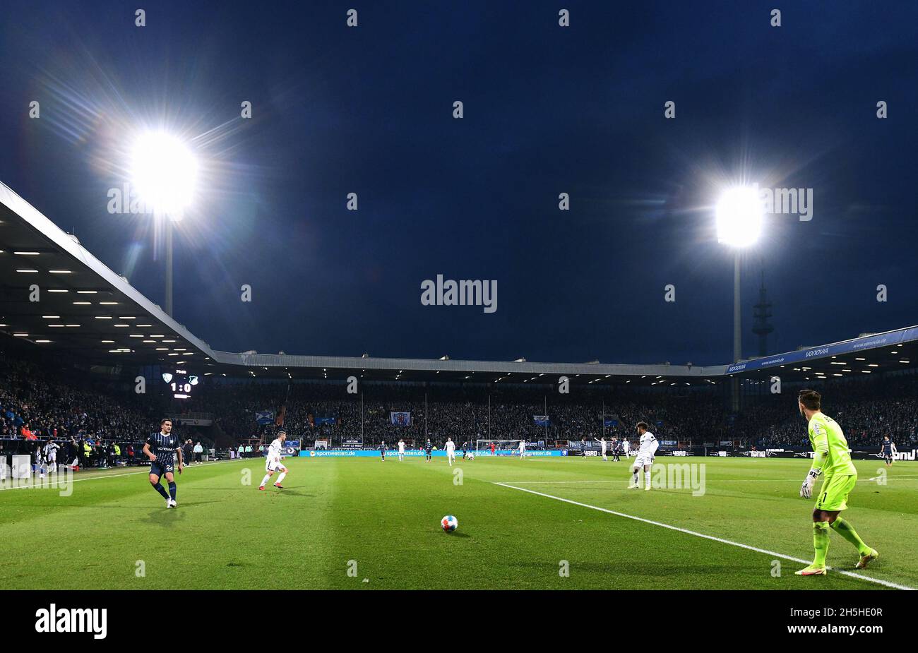 Bundesliga, Vonovia Ruhrstadion Bochum, VfL Bochum vs TSG Hoffenheim; Spielszene im Ruhrstadion unter Flutlicht. Stockfoto