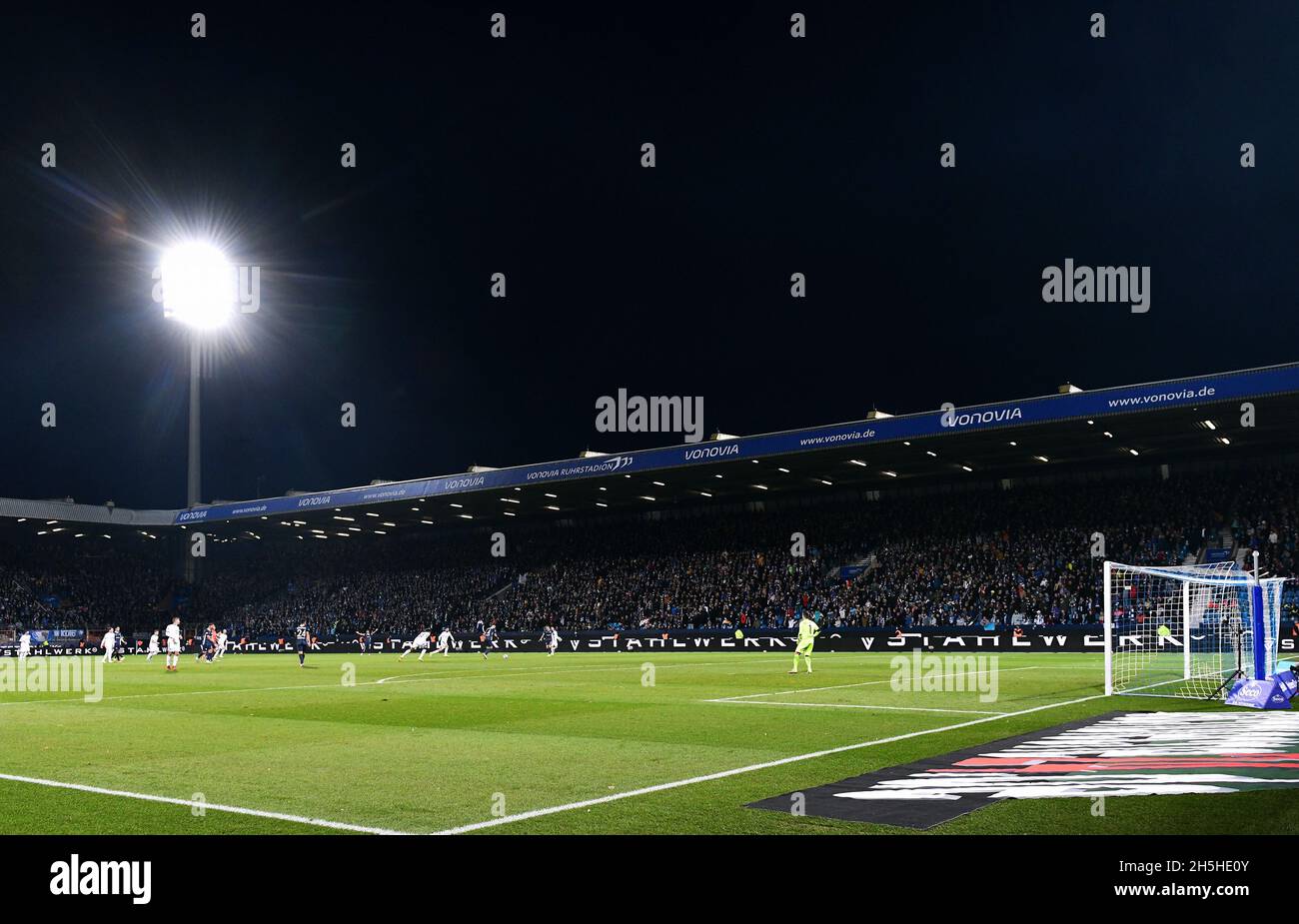 Bundesliga, Vonovia Ruhrstadion Bochum, VfL Bochum vs TSG Hoffenheim; Spielszene im Ruhrstadion unter Flutlicht. Stockfoto