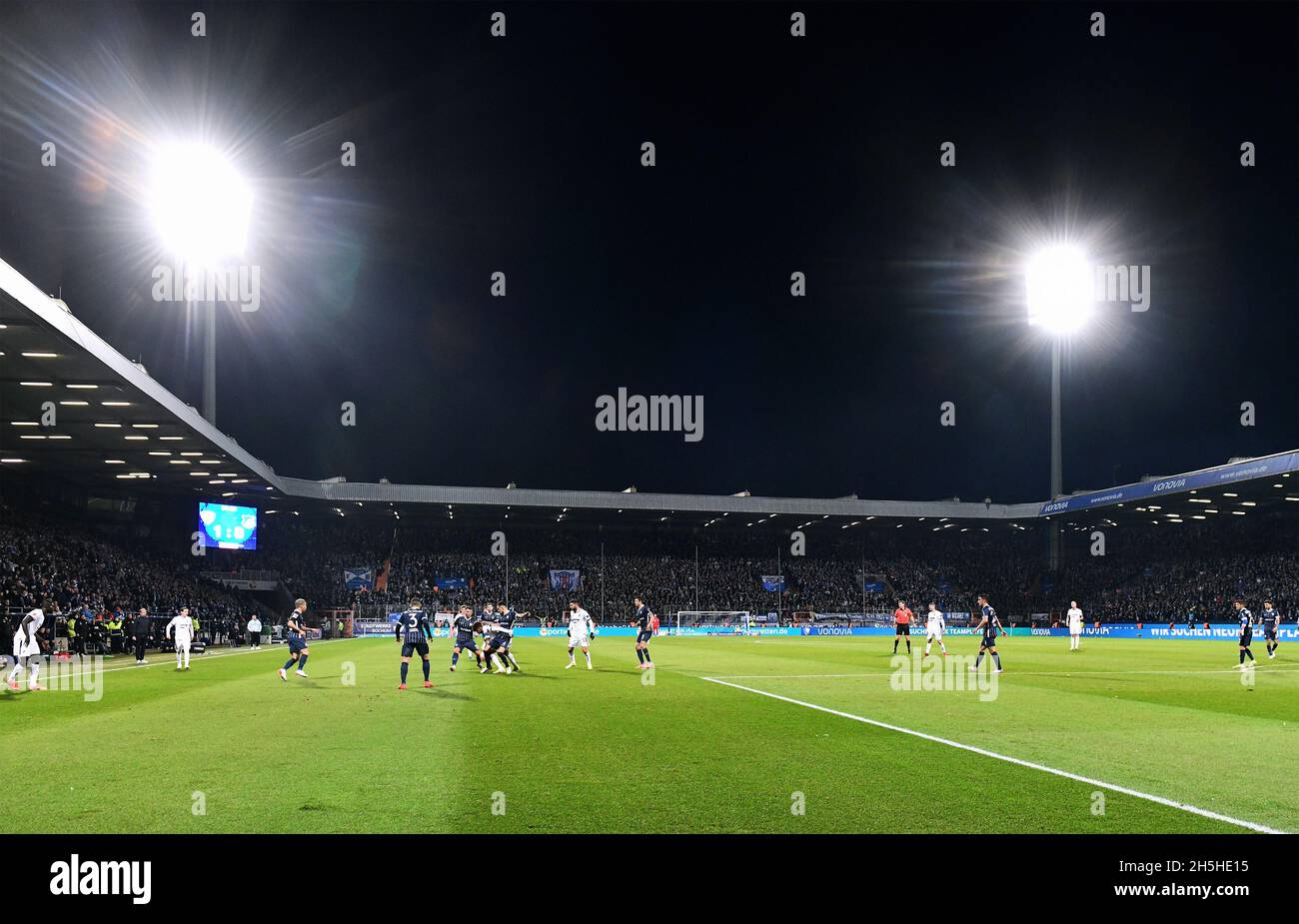 Bundesliga, Vonovia Ruhrstadion Bochum, VfL Bochum vs TSG Hoffenheim; Spielszene im Ruhrstadion unter Flutlicht. Stockfoto