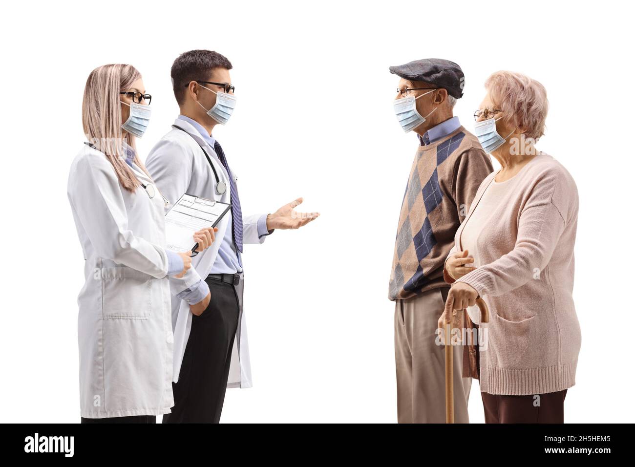 Ärzte mit medizinischen Masken sprechen mit älteren Patienten isoliert auf weißem Hintergrund Stockfoto