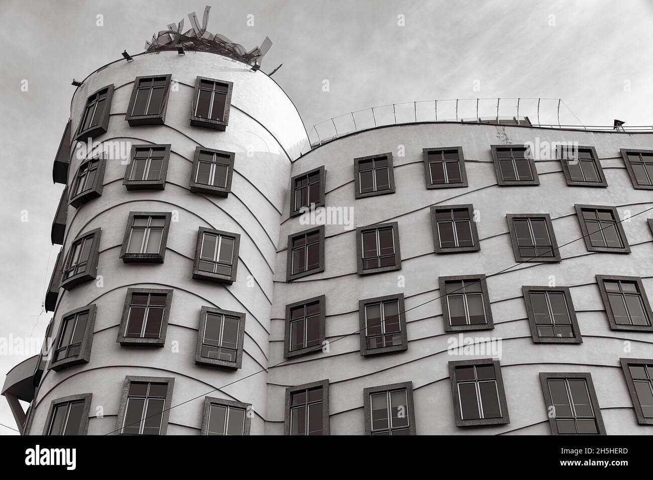 Dancing House, Tancici dum Bürogebäude, Architekt Vlado Milunic und Frank Gehry, Deconstructivism, Prag, Böhmen, Tschechische Republik Stockfoto