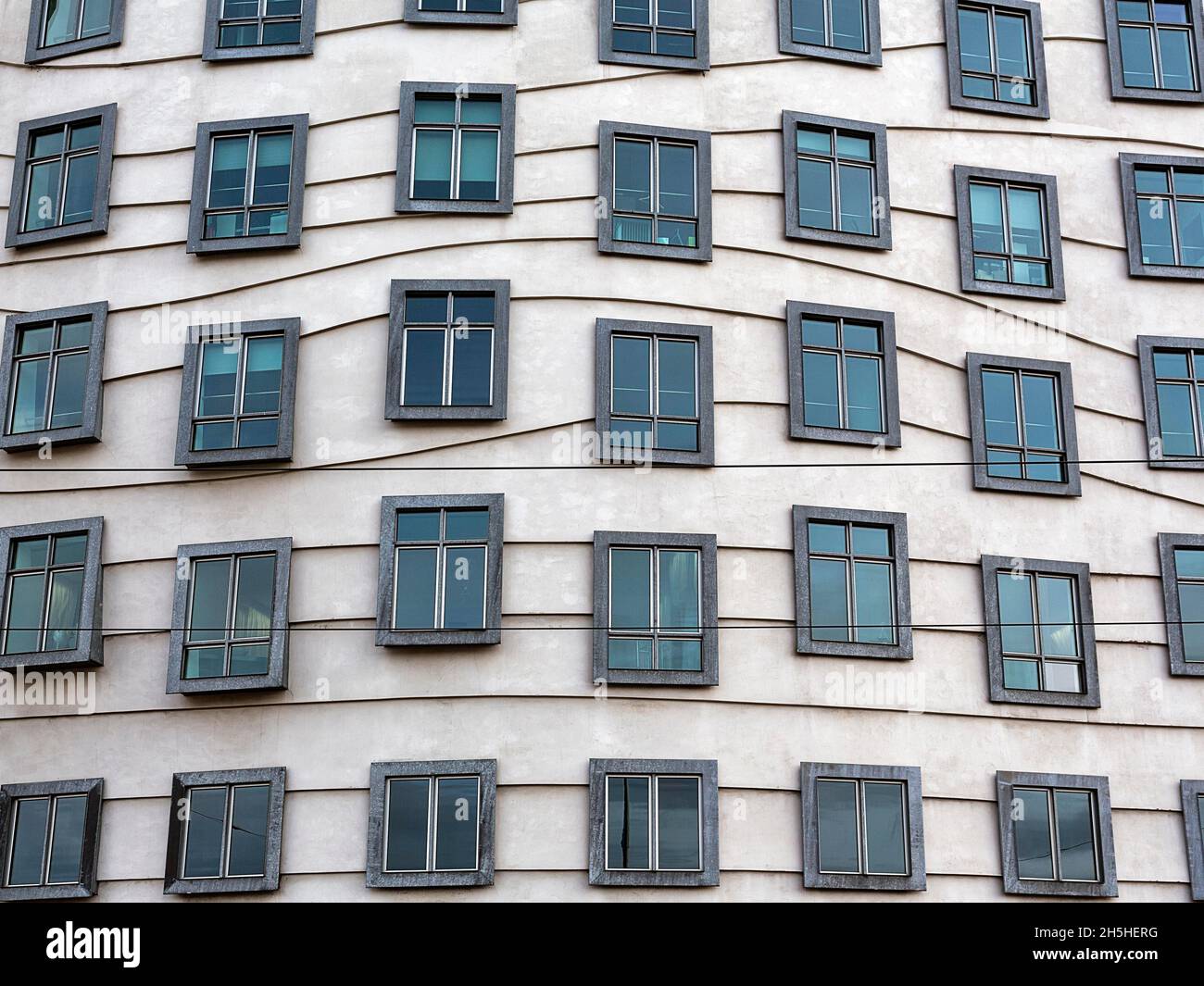 Fassade mit Fenstern, Tanzendes Haus, Bürogebäude Tancici dum, Architekt Vlado Milunic und Frank Gehry, Dekonstruktivismus, Prag, Böhmen Stockfoto