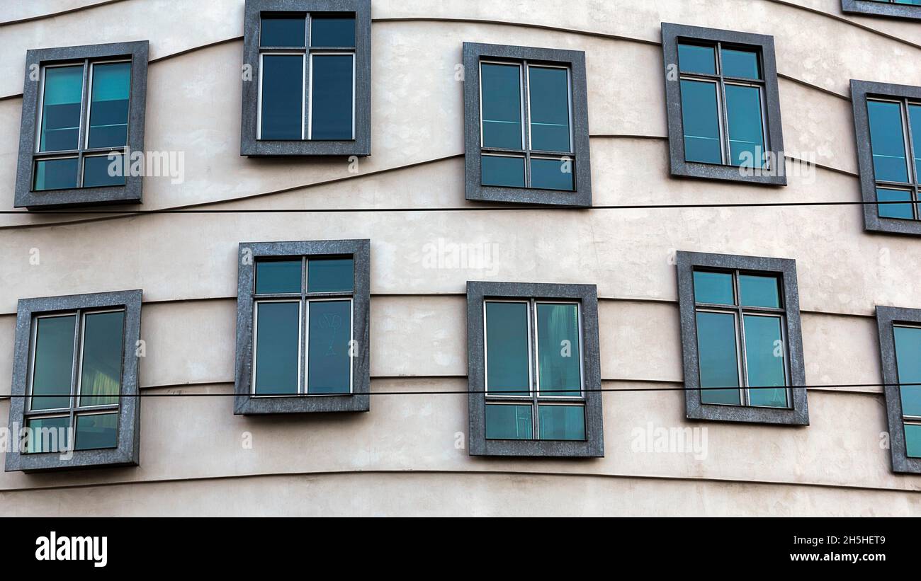 Fassade mit Fenstern, Tanzendes Haus, Bürogebäude Tancici dum, Architekt Vlado Milunic und Frank Gehry, Dekonstruktivismus, Prag, Böhmen Stockfoto