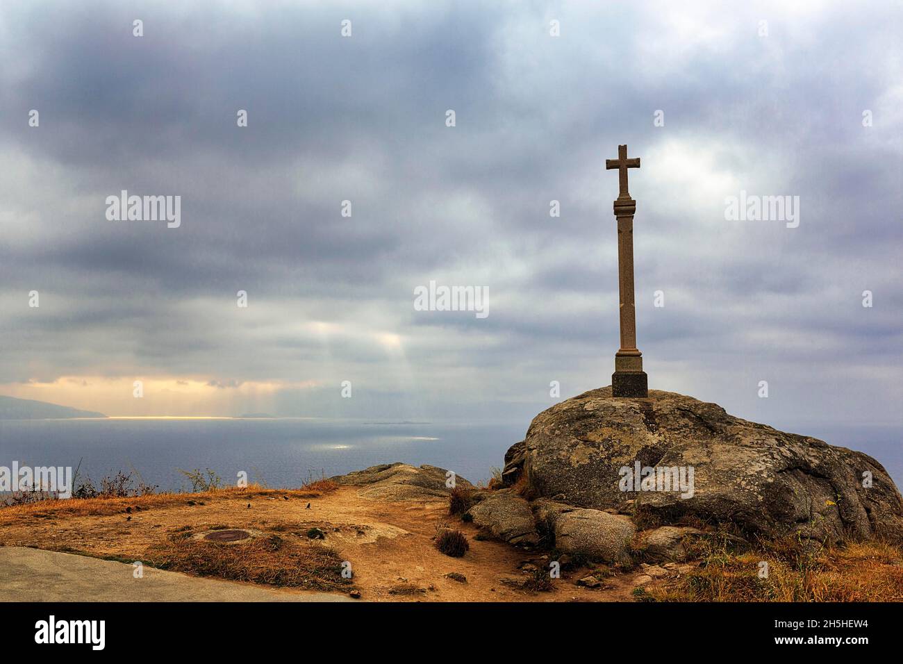 Steinkreuz auf Felsen, Ende des Jakobswegs am Kap Finisterre, Provinz Coruna, Galizien, Spanien Stockfoto
