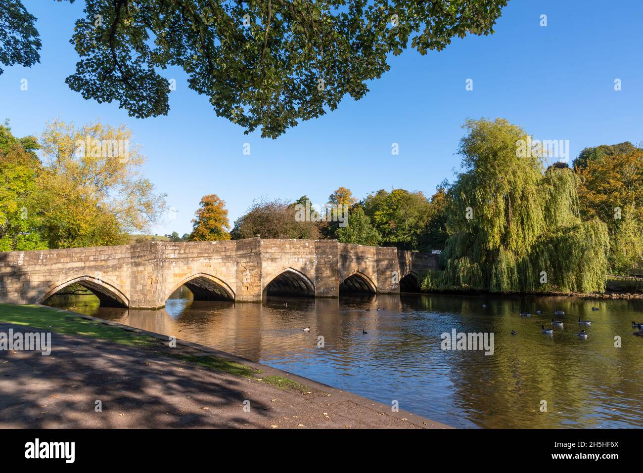 Bakewell Brücke über den Fluss Wye Stockfoto