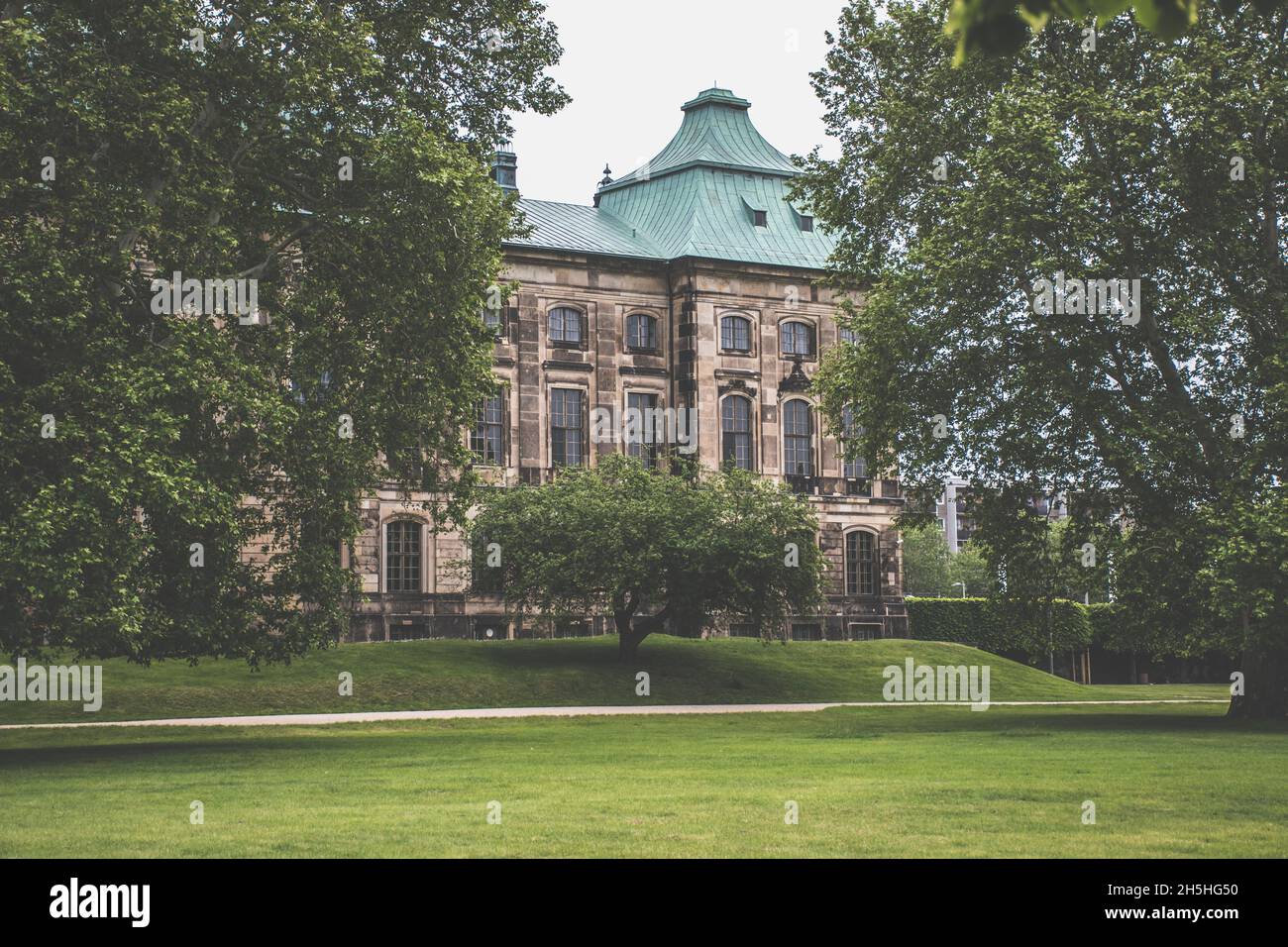 20. Mai 2019 Dresden, Deutschland - Japanisches Palais, das Gebäude und der formale Garten Stockfoto
