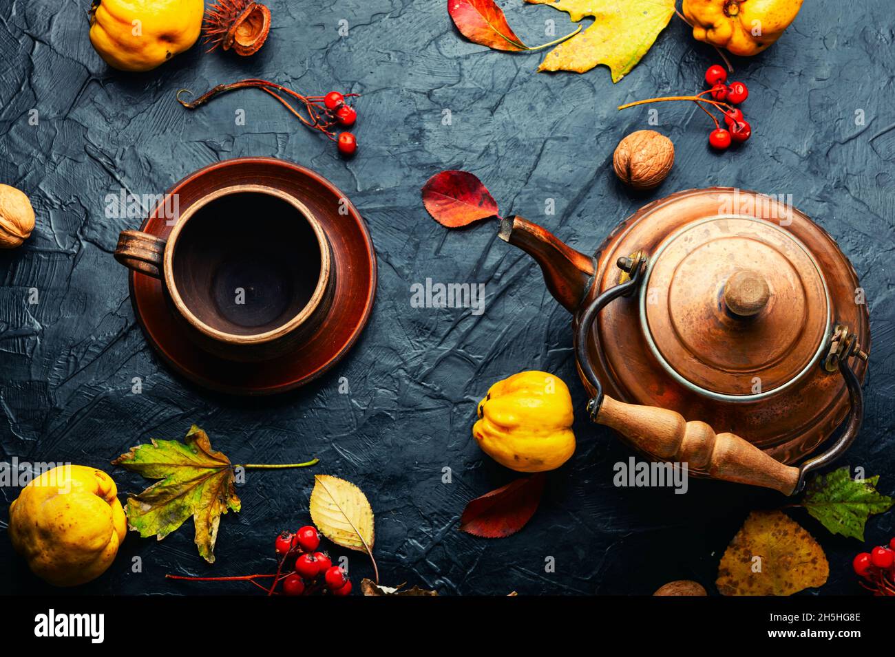 Früchtetee aus Herbstquitte.Herbstgetränk, heißer Apfeltee-Drink Stockfoto