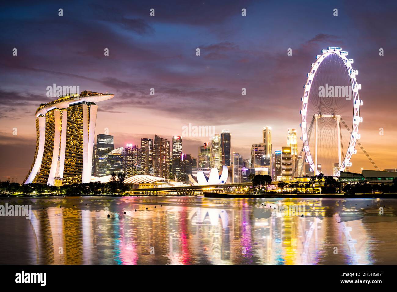 Blick von oben, atemberaubende Luftaufnahme der Skyline von Singapur mit dem Finanzviertel in der Ferne bei einem wunderschönen Sonnenuntergang. Singapur. Stockfoto