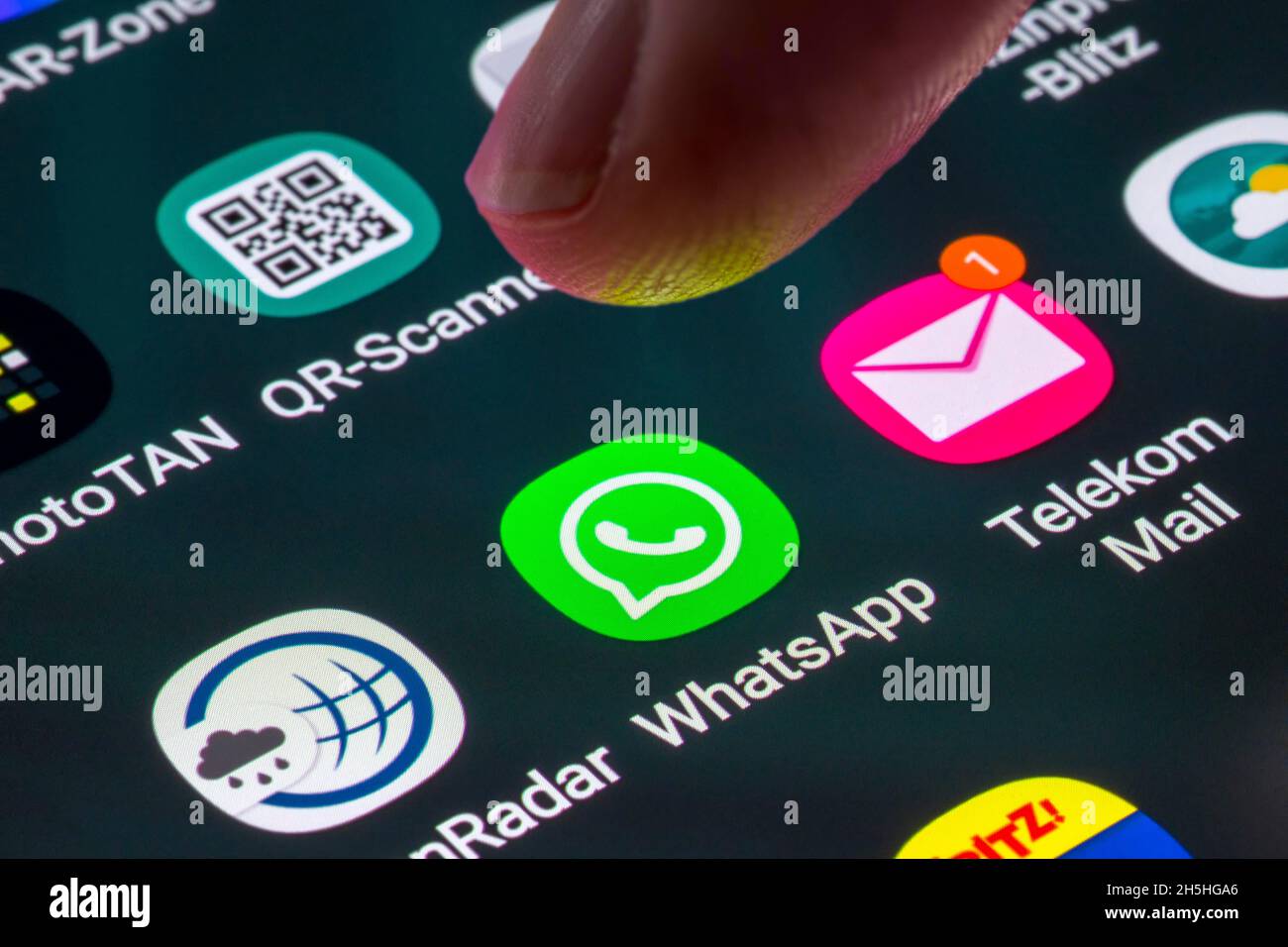 App-Symbole, Display auf einem Bildschirm, Smartphone, WhatsApp, Telecom Mail und QR-Scanner, soziales Netzwerk, Details Stockfoto