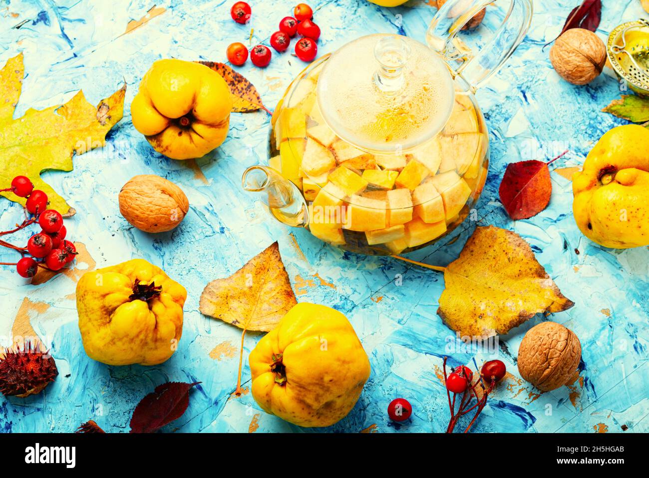 Köstlicher hausgemachter Tee. Tee aus Äpfeln und Quitte auf herbstlichem Hintergrund. Stockfoto