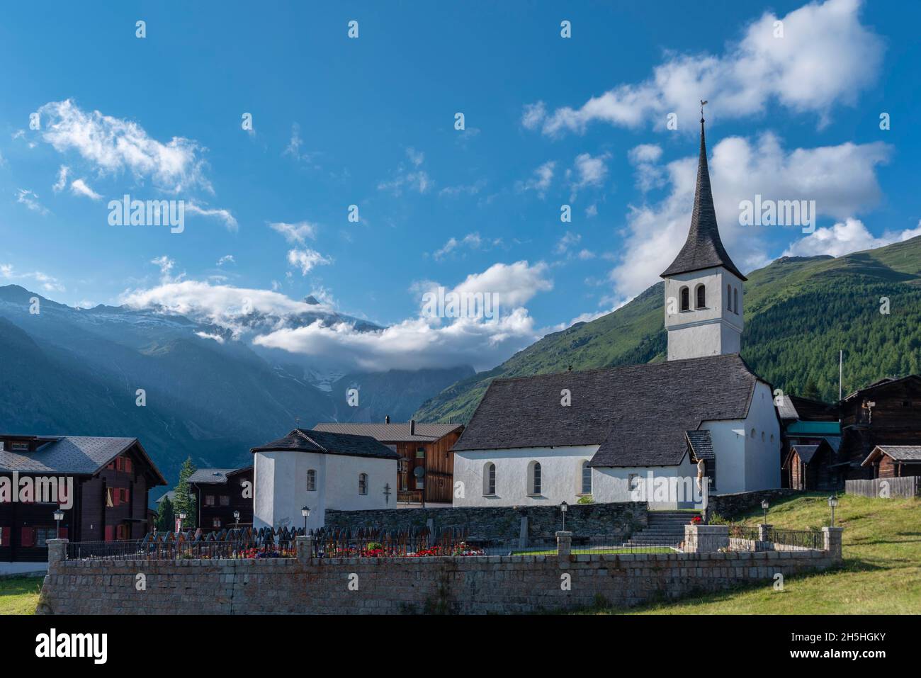 Pfarrkirche mit Beinhaus und Friedhof, im Hintergrund das große Wannenhorn und das Risihorn, Bellwald, Wallis, Schweiz Stockfoto