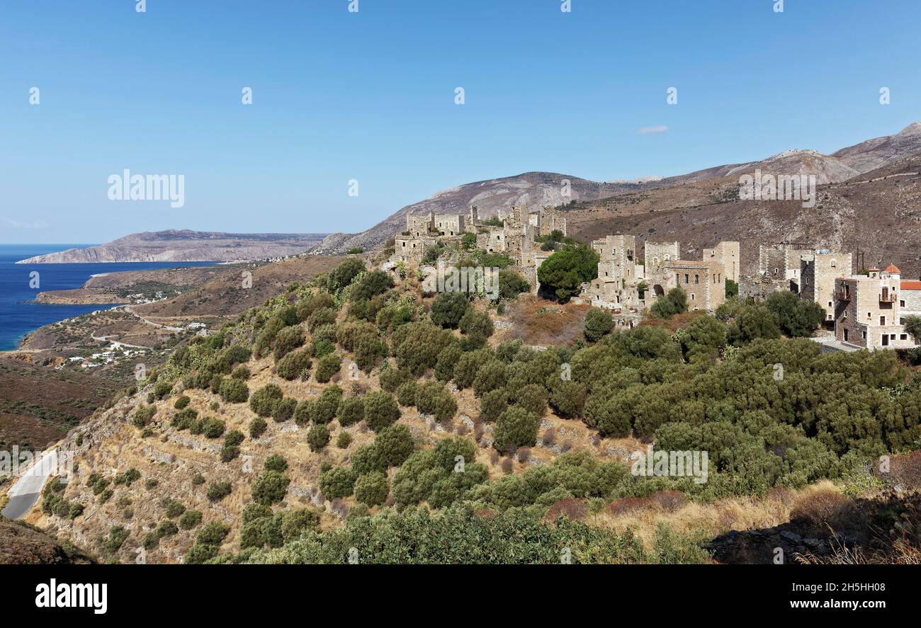 Verlassenes Dorf mit steinernen Wohntürmen, Blick auf den Golf von Messina, Vathia, die südliche Halbinsel Mani, Lakonien, Peloponnes, Griechenland Stockfoto