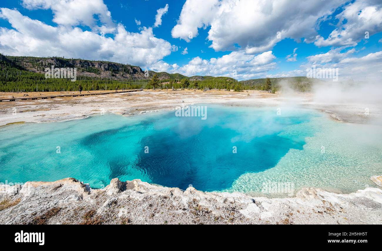 Türkisklares Wasser einer heißen Quelle, Sapphire Pool, Black Sand Basin und Biscuit Basin, Yellowstone National Park, Wyoming, USA Stockfoto