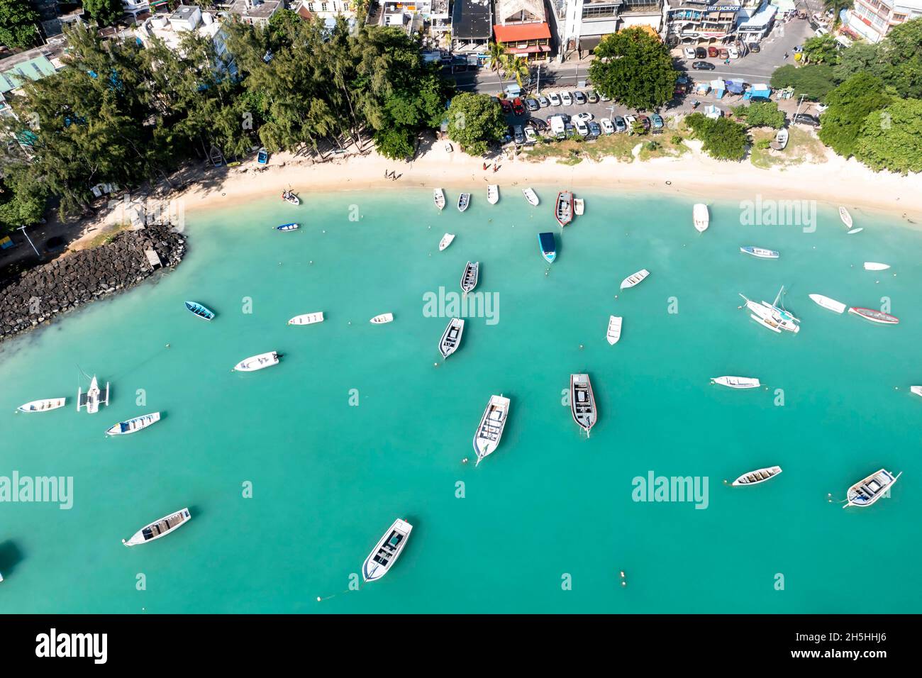 Luftbild, Strände mit Luxushotels mit Wassersport und Booten in Grand Baie, Region Pamplemousses, Mauritius Stockfoto