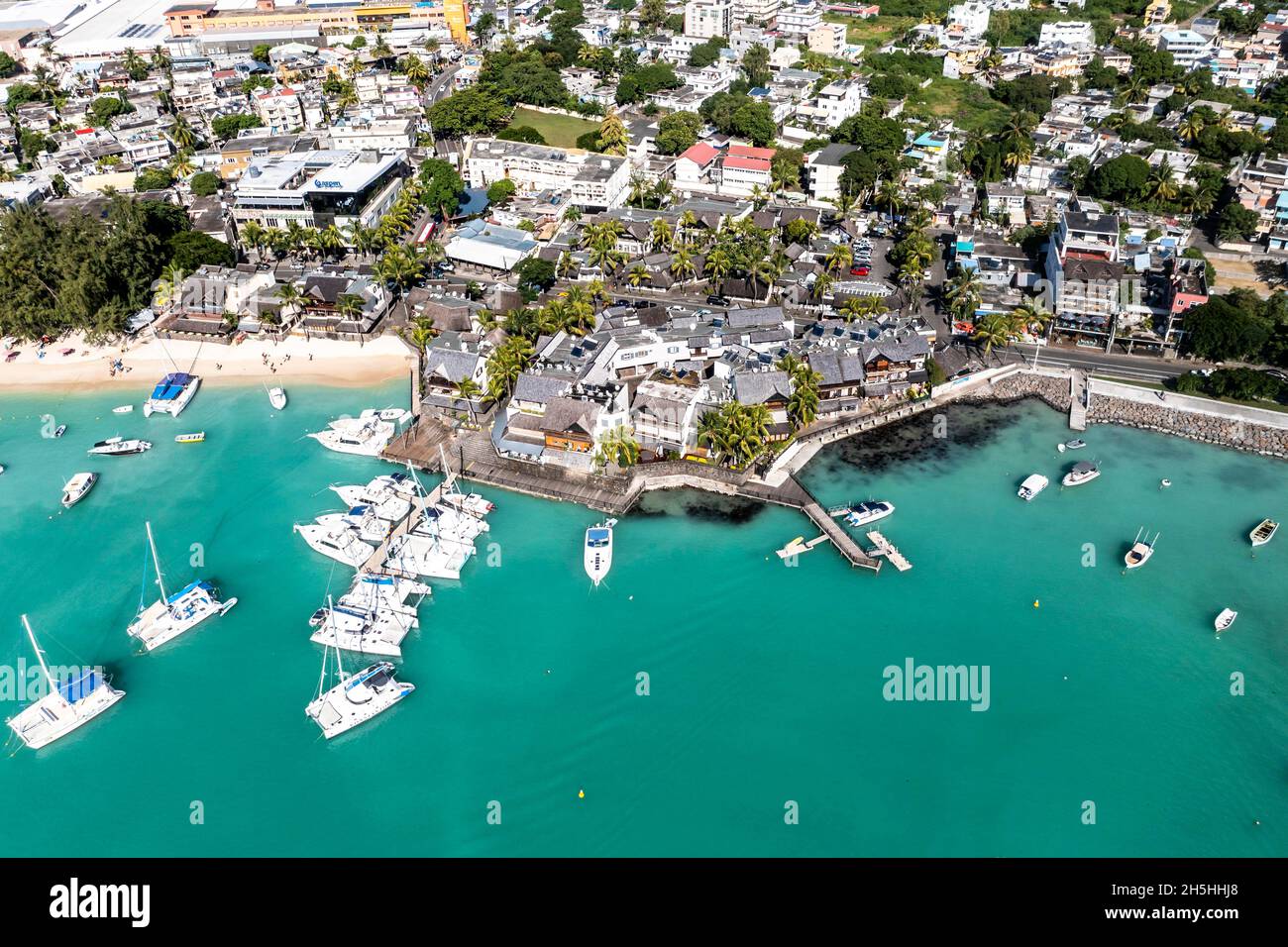 Luftbild, Strände mit Luxushotels mit Wassersport und Booten in Grand Baie, Region Pamplemousses, Mauritius Stockfoto