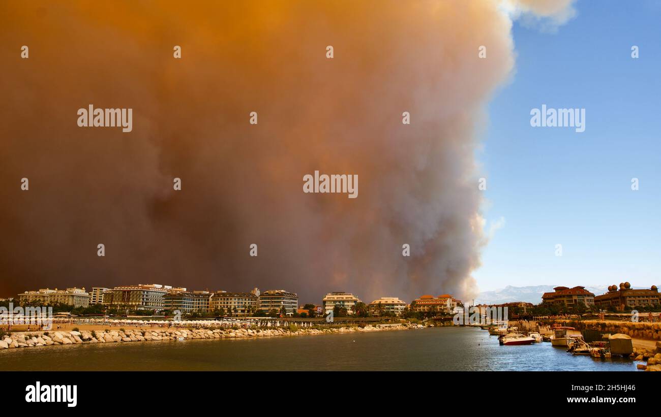 ANTALYA-MANAVGAT-SEITE, TÜRKEI - 02. AUGUST 2021: Der Waldbrand, der in Manavgat ausbricht, bedroht Siedlungen und touristische Einrichtungen. Stockfoto