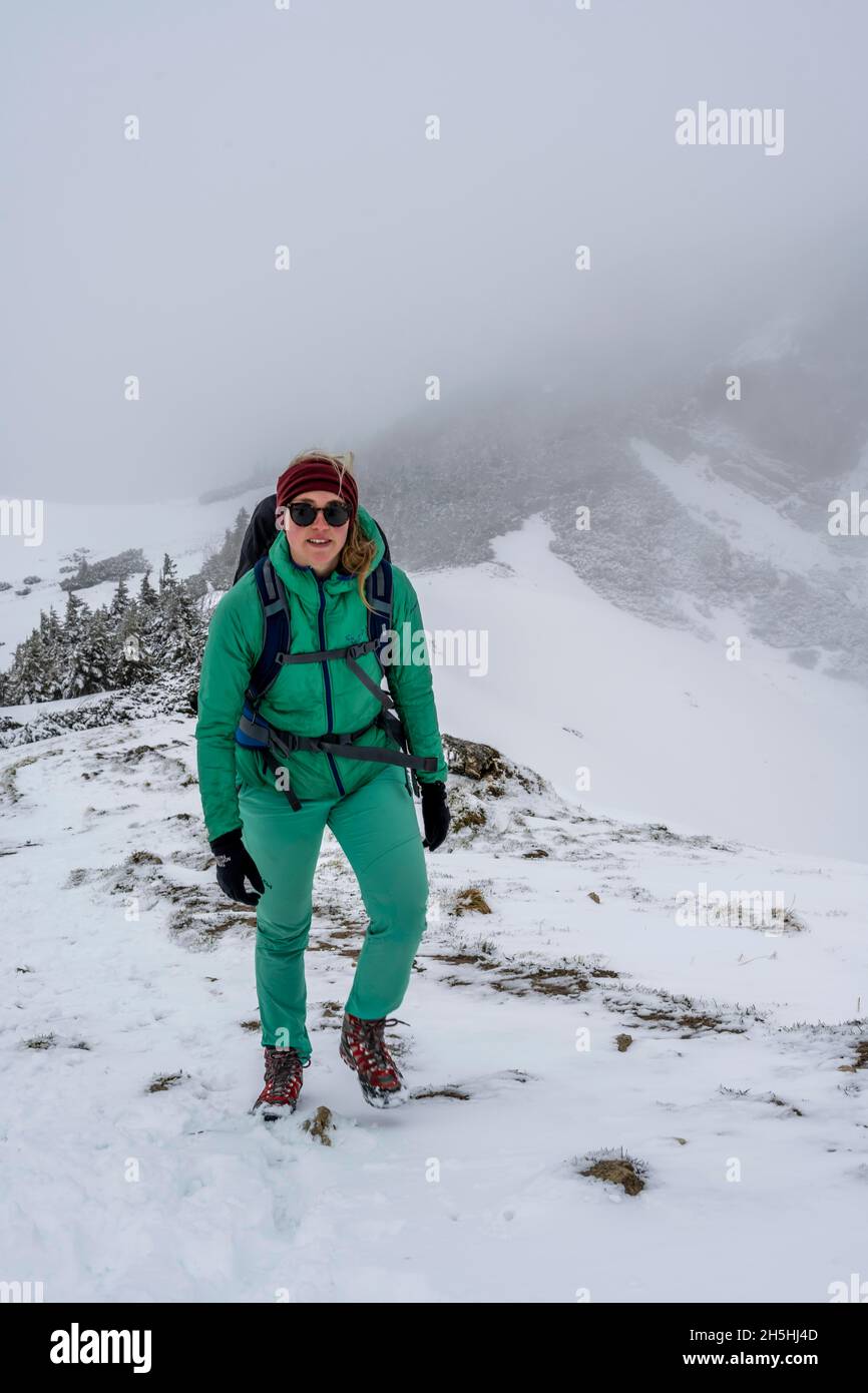 Wanderer im Schnee, Wandern auf dem Geigelstein, Chiemgauer Alpen, Bayern, Deutschland Stockfoto