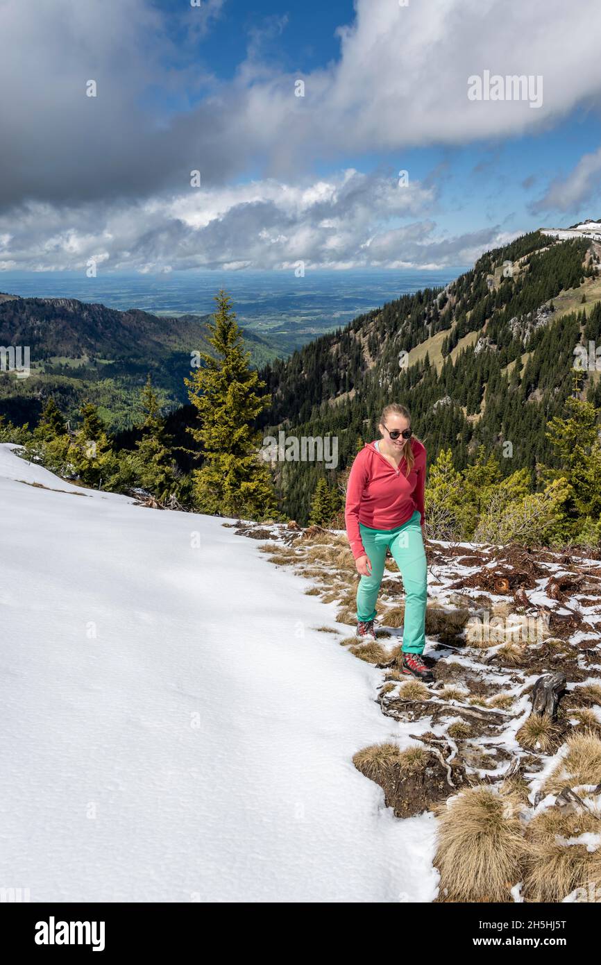 Wanderer im Frühjahr, Chiemgauer Alpen, Bayern, Deutschland Stockfoto