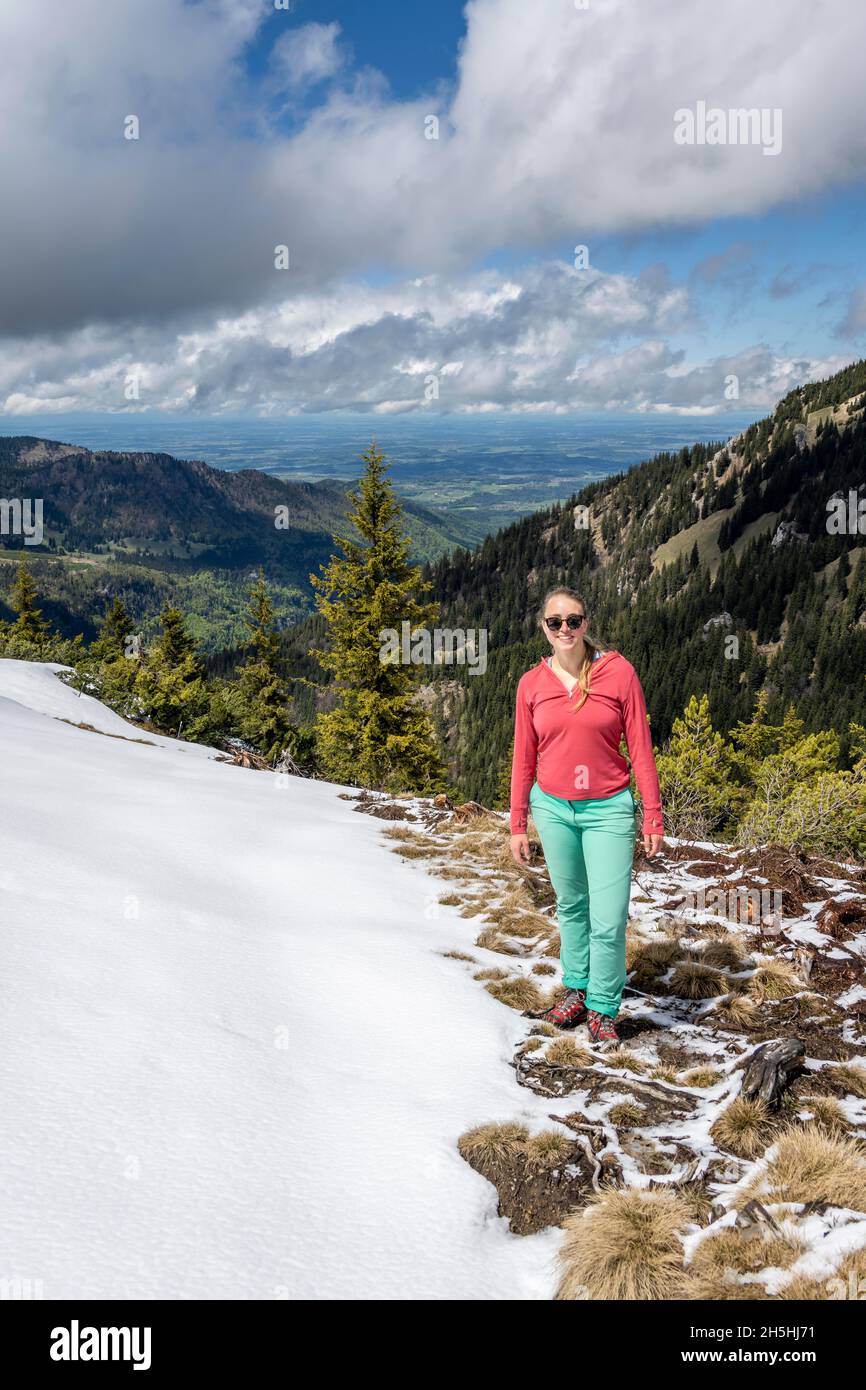 Wanderer im Frühjahr, Chiemgauer Alpen, Bayern, Deutschland Stockfoto
