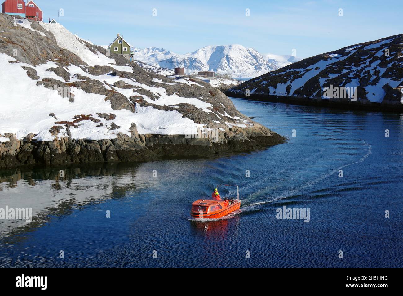Rotes Kreuzschiff und Winterlandschaft, individuelle Häuser, Arktis, Küstenfähre, Kaaagamuit, Nordamerika, Grönland, Dänemark Stockfoto