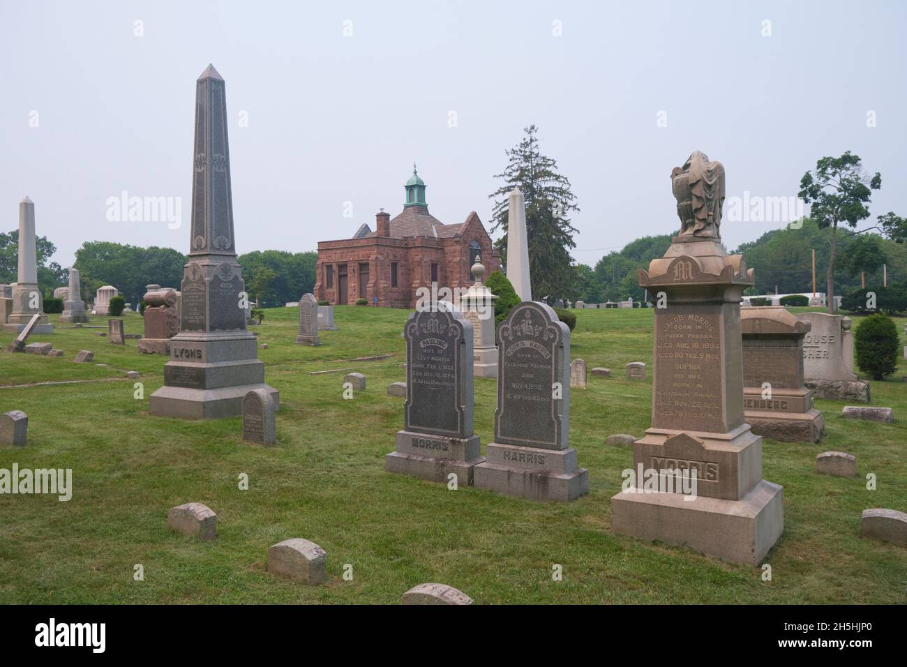 Ein steinerner Marker. Der jüdische Friedhof der Kongregation Mischkan Israel in New Haven, Connecticut. Stockfoto