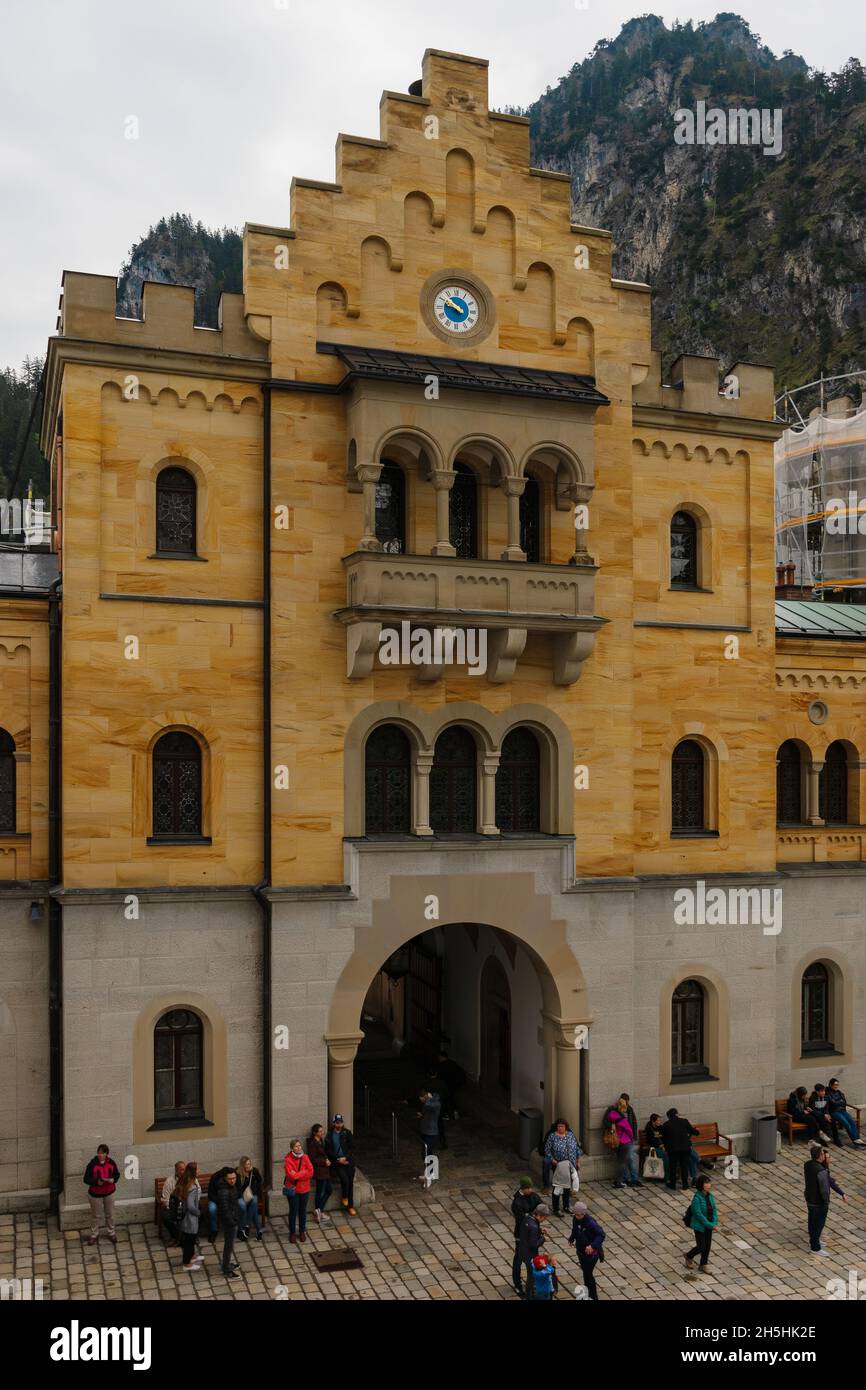 26 Mai 2019 Füssen, Deutschland - Details zur Architektur des Schlosses Neuschwanstein. Innenhof Stockfoto