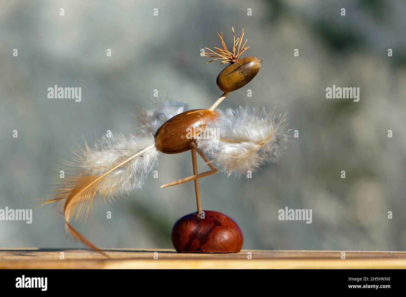 Vogel, lustige Tierfigur aus Kastanien und Eicheln, im Herbst mit natürlichen Materialien gefertigt, Schweiz Stockfoto