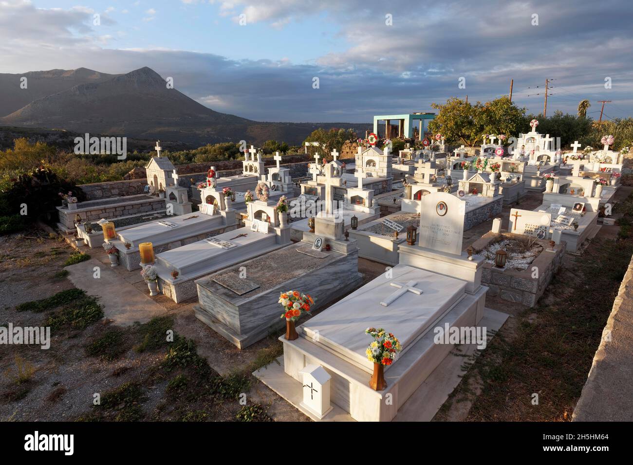Friedhof in Itilo Dorf, Itylo, Morgenlicht, Mani Halbinsel, Lakonia, Peloponnes, Griechenland Stockfoto
