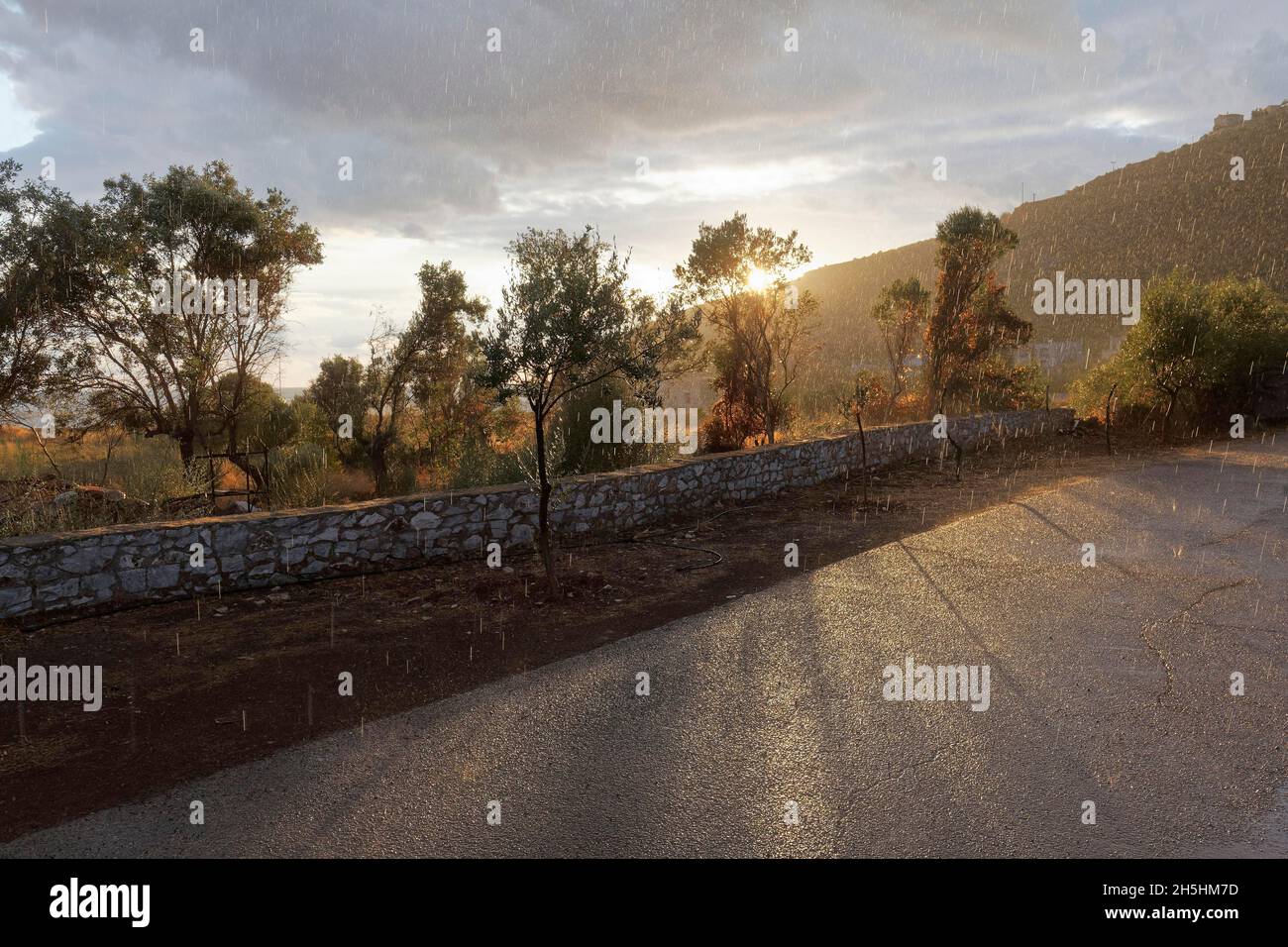 Regenschauer auf einer Landstraße, Sonne und Regen, Hintergrundbeleuchtung, Mani Peninsula, Lakonia, Peloponnes, Griechenland Stockfoto