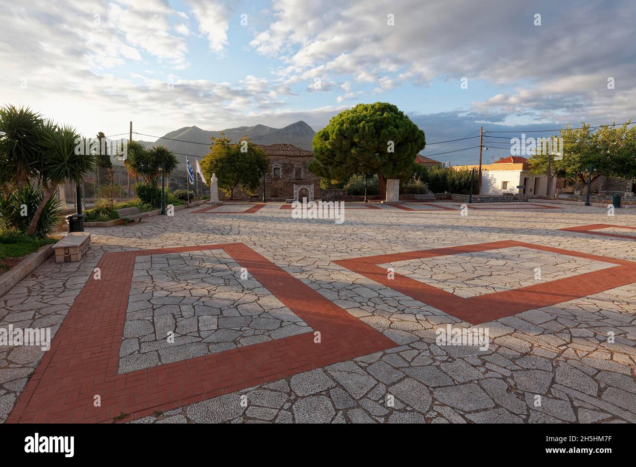 Dorfplatz von Itylo, Itilo, Steinplatten mit Grundrissen ehemaliger Häuser, Mani-Halbinsel, Lakonien, Peloponnes, Griechenland Stockfoto