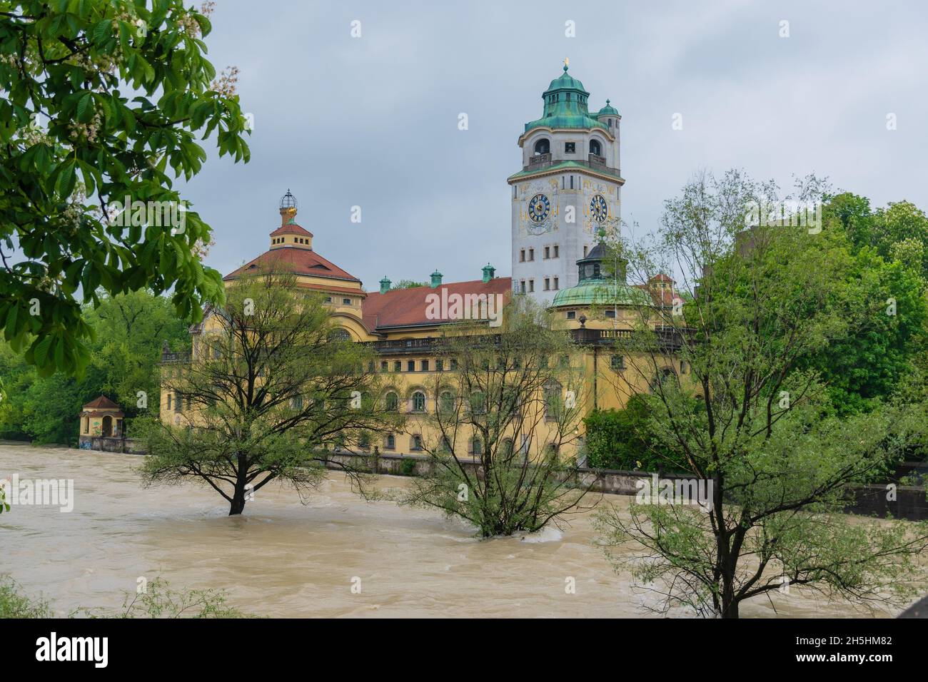 22 Mai 2019 München, Deutschland - Müllersches Volksbad -Münchens barockes Schwimmbad. Blick von der Brücke auf die Isar Stockfoto