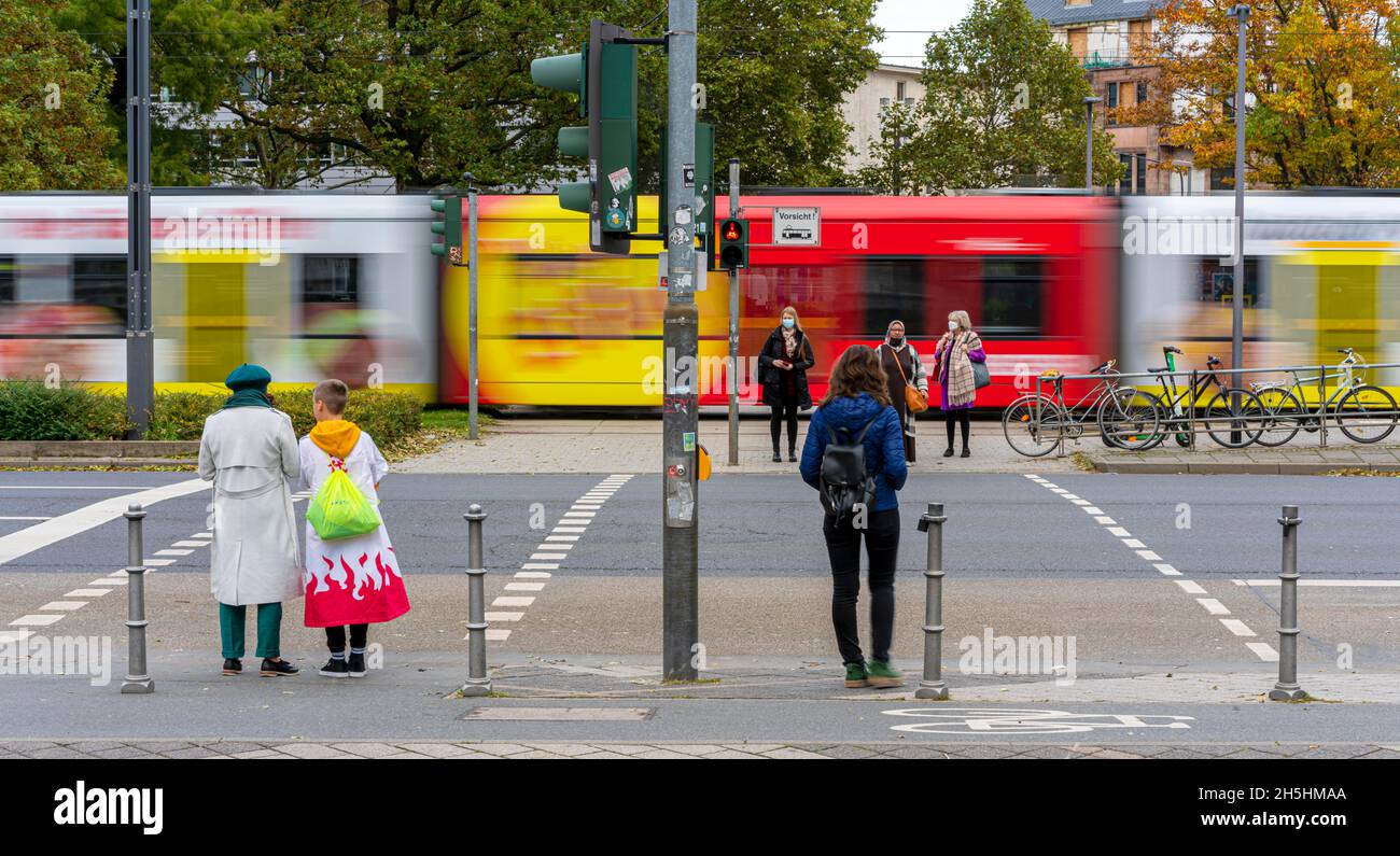 Fußgänger und Fahrzeuge an einer Ampel, Frankfurt, Hessen, Deutschland Stockfoto