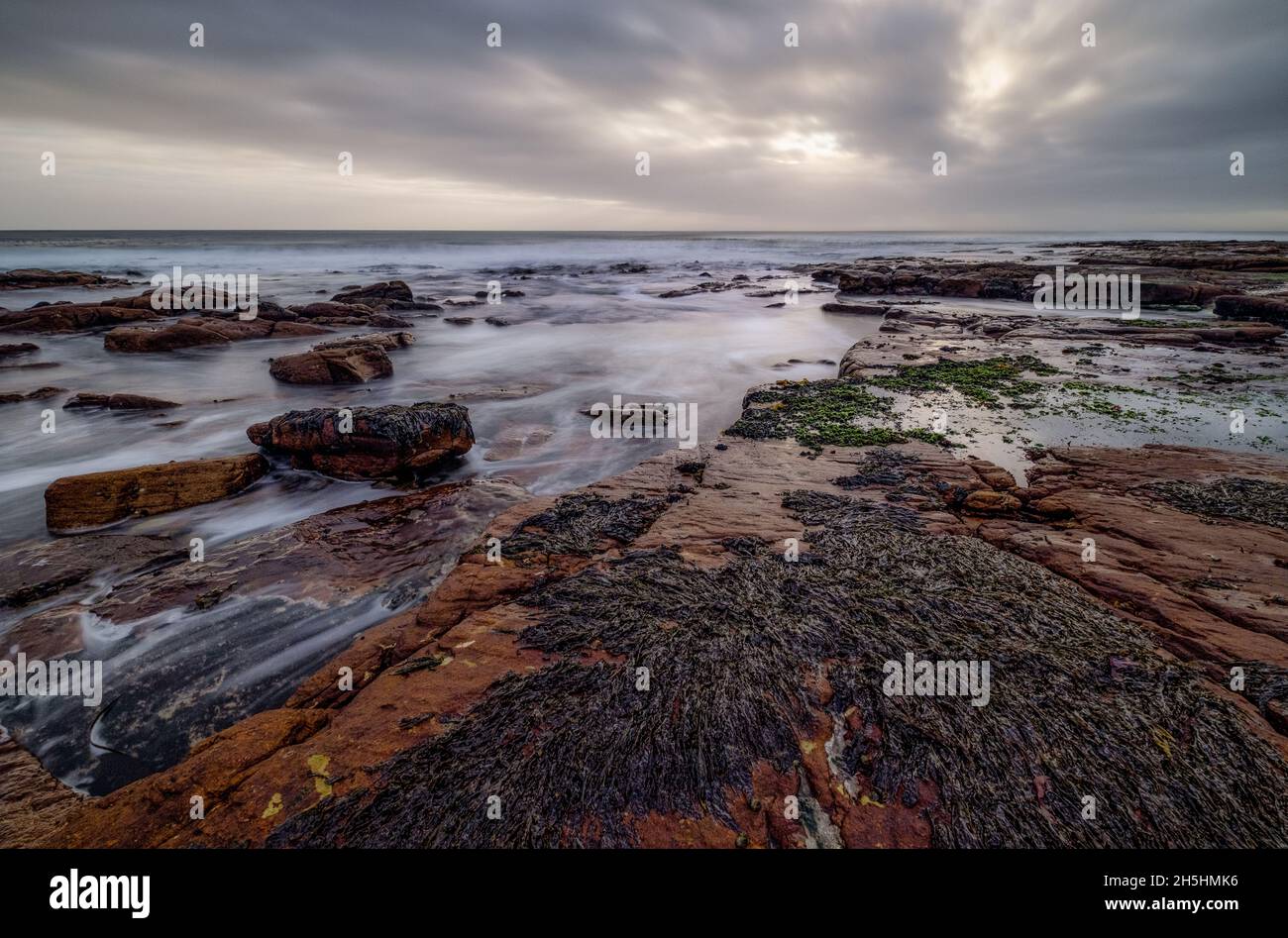 Südafrika - Meer, Felsen und Wolken - Seascape in der Nähe von Kommetjie - Teil von Symphony of Rocks 004 Stockfoto
