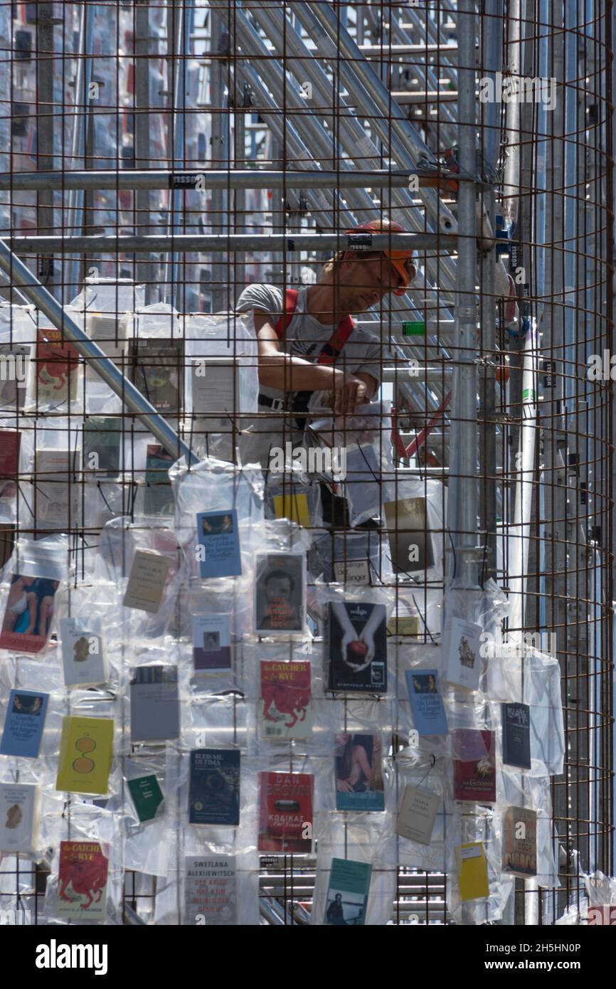 Arbeiter, Marta Minujin, der Parthenon der Bücher, Documenta 14, Friedrichsplatz, Kassel, Hessen, Deutschland Stockfoto