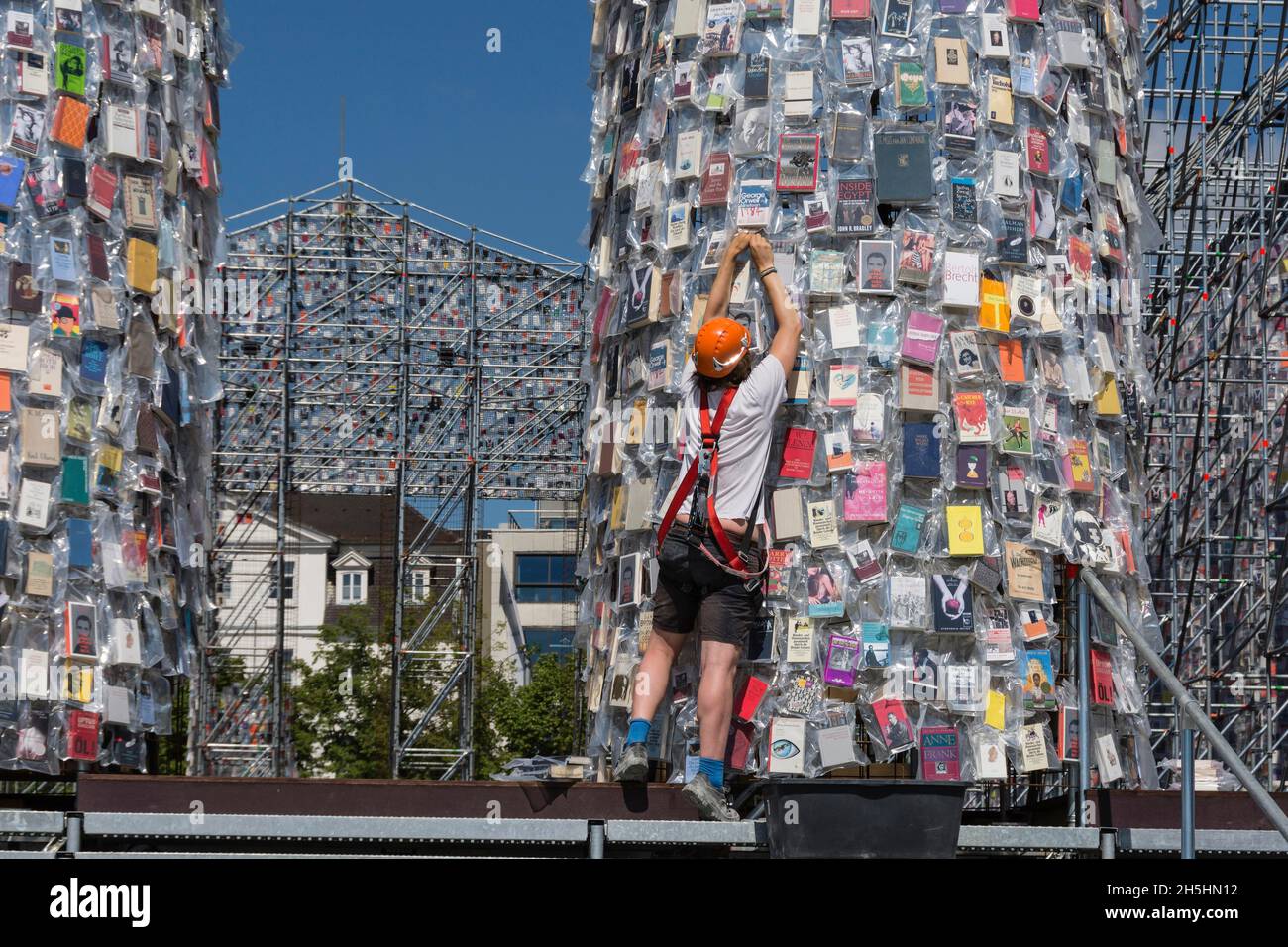 Arbeiter, Marta Minujin, der Parthenon der Bücher, Documenta 14, Friedrichsplatz, Kassel, Hessen, Deutschland Stockfoto