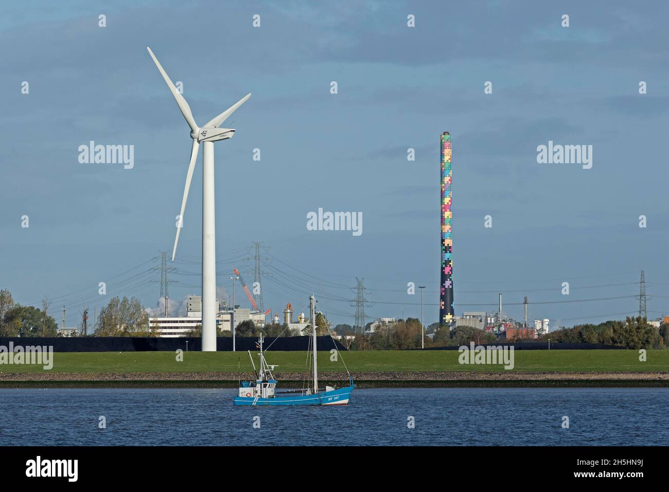 Windkraftanlage, farbenfroher Kamin der Covestro AG, Elbe, Brunsbüttel, Schleswig-Holstein, Deutschland Stockfoto