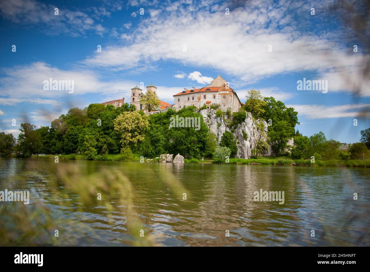 Abtei auf einem Hügel und Felswänden am Flussufer, atemberaubende Aussicht Gebäude am Flussufer | Benediktinerabtei in Tyniec (Polen) über der Weichsel Stockfoto