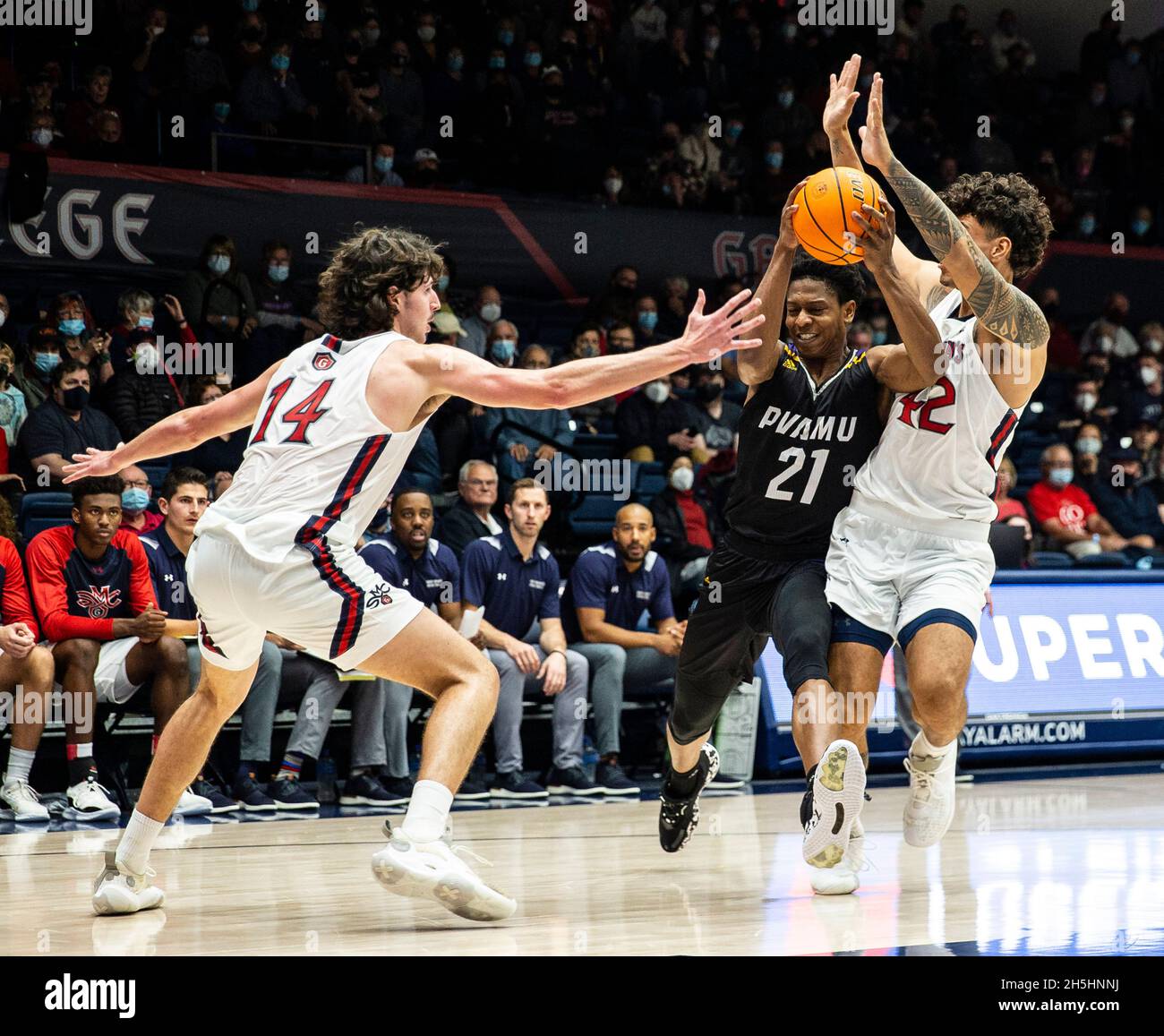 Moraga, CA, USA, 9. November 2021. A. der A&M-Wachmann von The Laarie View, William Douglas (21), fährt während des NCAA Männer-Basketballspiels zwischen den Panthers von The Laarie View A & M und den Saint Mary's Gaels zum Reifen. Gaels gewann 89-68 beim McKeon Pavilion Moraga Calif. Thurman James/CSM/Alamy Live News Stockfoto