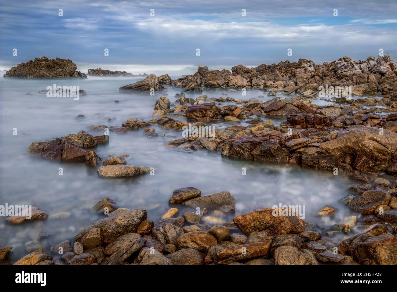 Südafrika - Meer, Felsen und Wolken - Seascape at Agulhas - Teil von Symphony of Rocks 012 Stockfoto