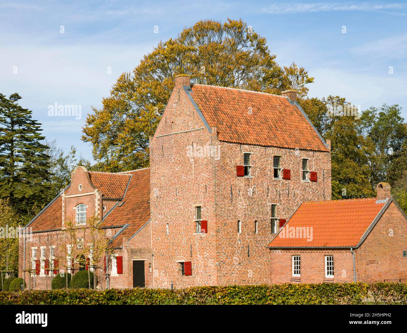 Steinhaus Bunderhee, dreistöckige mittelalterliche Turmburg, Museum, Ostfrieslands ursprünglichste Häuptlingsburg aus dem 14. Jahrhundert, Bunderhee Stockfoto