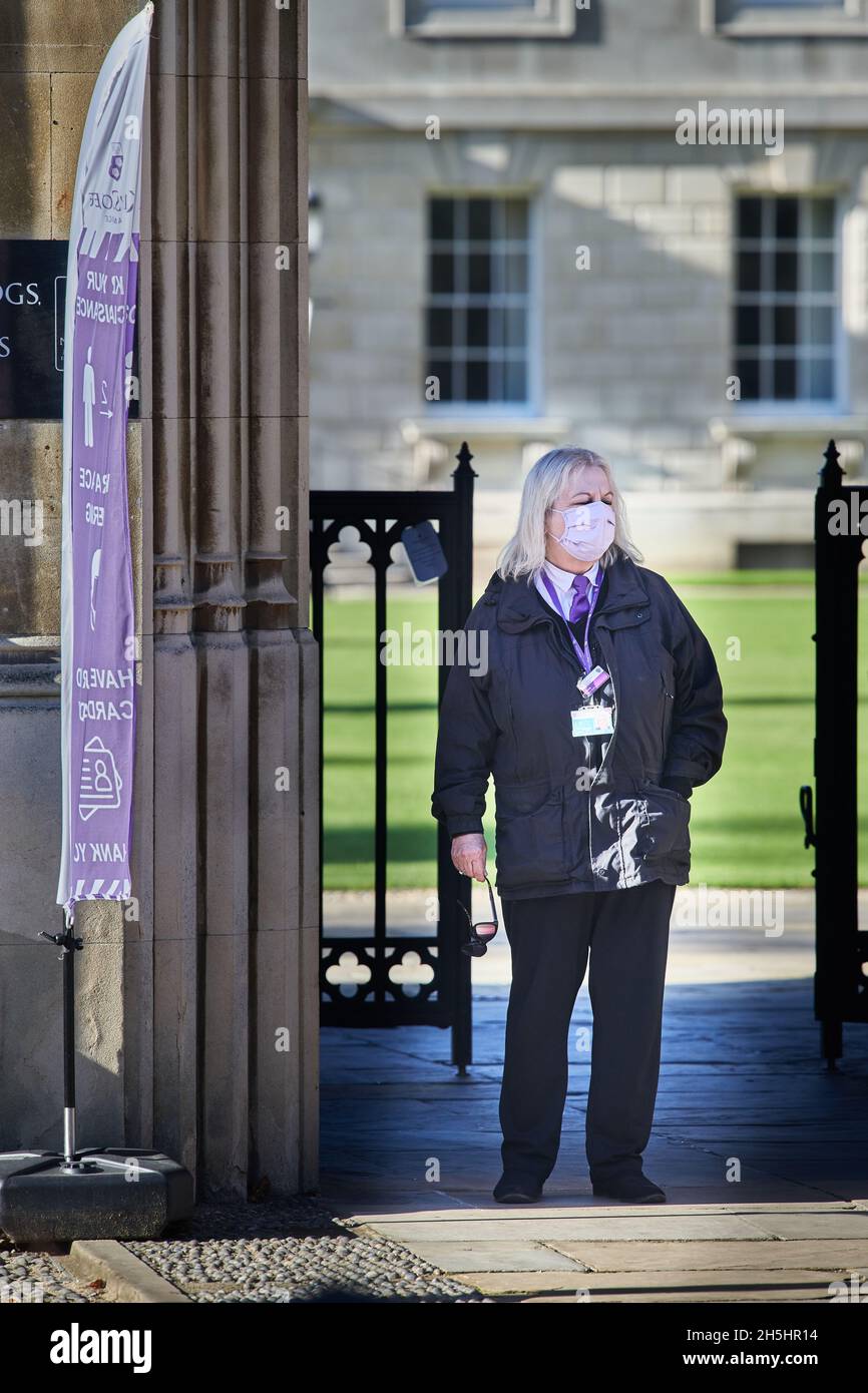 Wache am Eingang zum King's College, Cambridge University, England. Stockfoto
