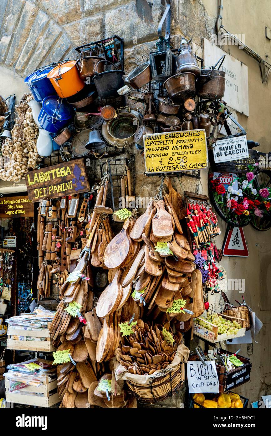 Ein malerisches Geschäft mit Souvenirs, Lebensmitteln und Holzwaren in Borgo Santi Apostoli, einer engen Straße im Stadtzentrum von Florenz, Toskana, Italien. Stockfoto