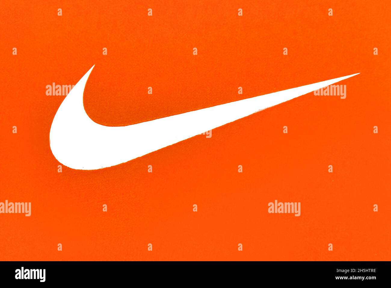 Der Swoosh von Nike auf einer Schuhbox. Der Swoosh ist das Logo des amerikanischen Sportartikeldesigners und Einzelhändlers Nike.Nov 9, 2021 Stockfoto