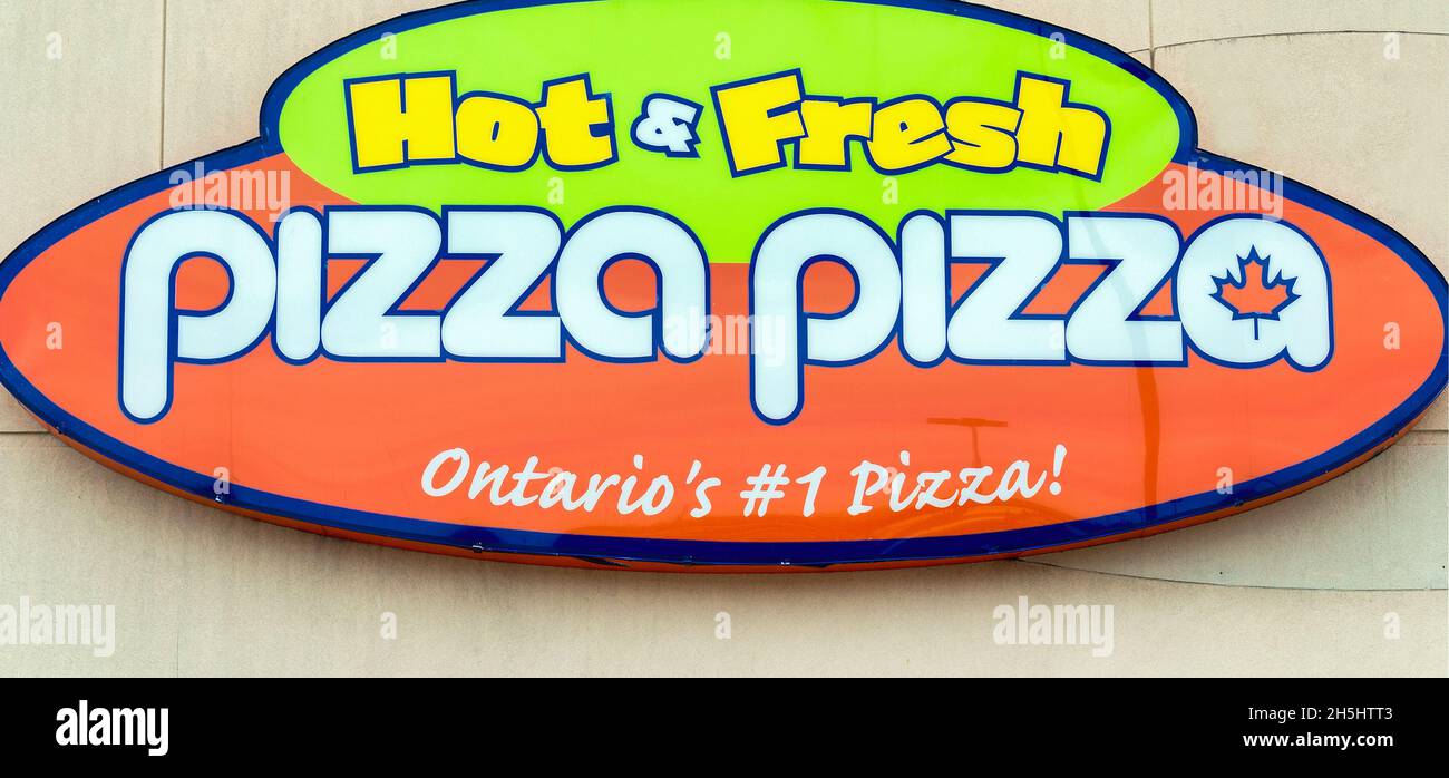 Eintrittsschild eines Pizza Pizza Restaurants in Toronto Canada November. 9, 2021 Stockfoto
