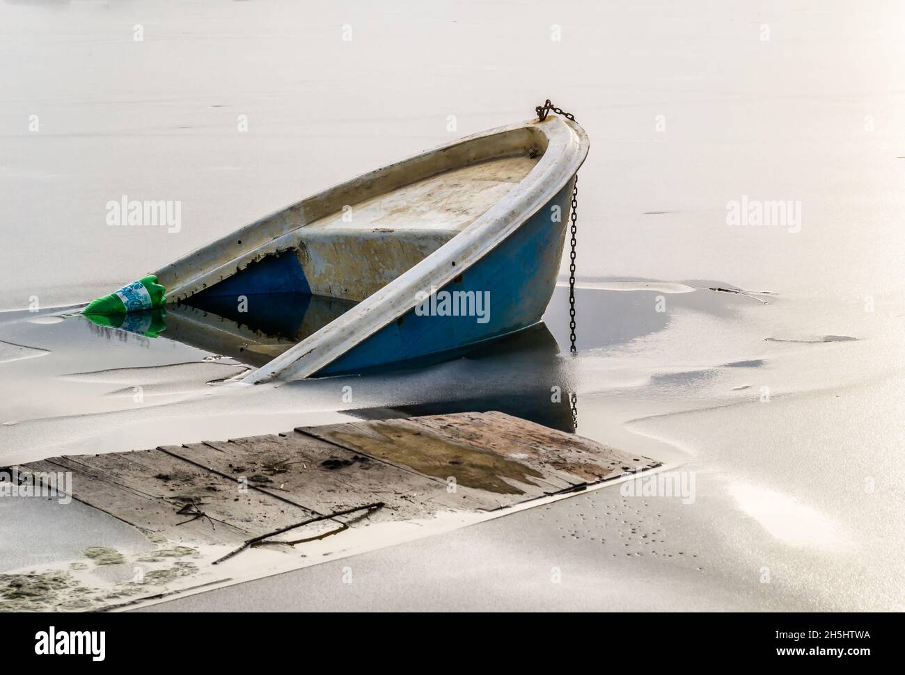 Getaucht Fischerboot in gefrorenem Wasser. Stockfoto