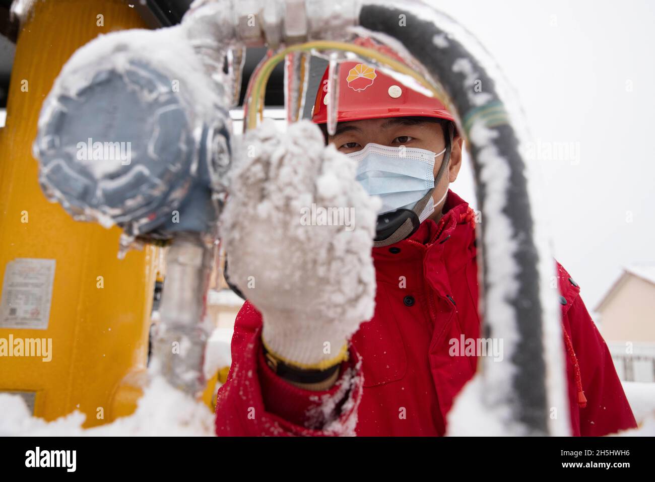 Harbin, Chinas Provinz Heilongjiang. November 2021. Ein Wartungsmitarbeiter eines Gasunternehmens befindet sich auf Patrouilleninspektion, um den stabilen Betrieb der lokalen Gasversorgung in Harbin, nordöstlich der Provinz Heilongjiang, sicherzustellen, 9. November 2021. Angesichts der jüngsten Kälte und der Schneestürme haben die lokalen Behörden ein Notfallprogramm gestartet, um die lokale Strom-, Gas- und Wärmeversorgung zu gewährleisten und das normale Leben der Menschen zu gewährleisten. Quelle: Zhang Tao/Xinhua/Alamy Live News Stockfoto