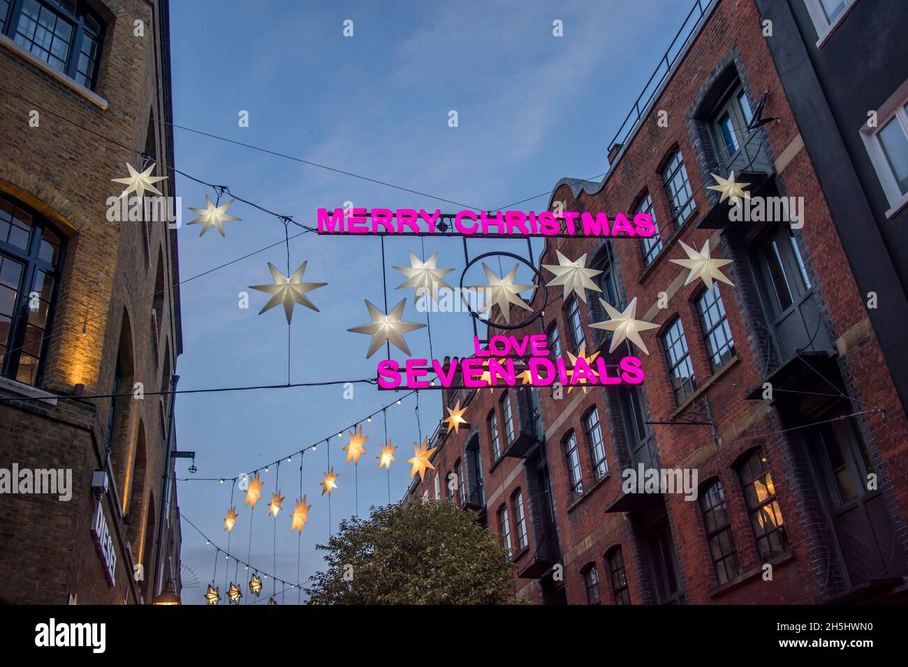 LONDON, Großbritannien - DEZEMBER, 01 2019: Die weihnachtliche Straßendekoration bei Seven Dials in der Gegend von Covent Garden zieht Tausende von Menschen während der festlichen Saison an Stockfoto