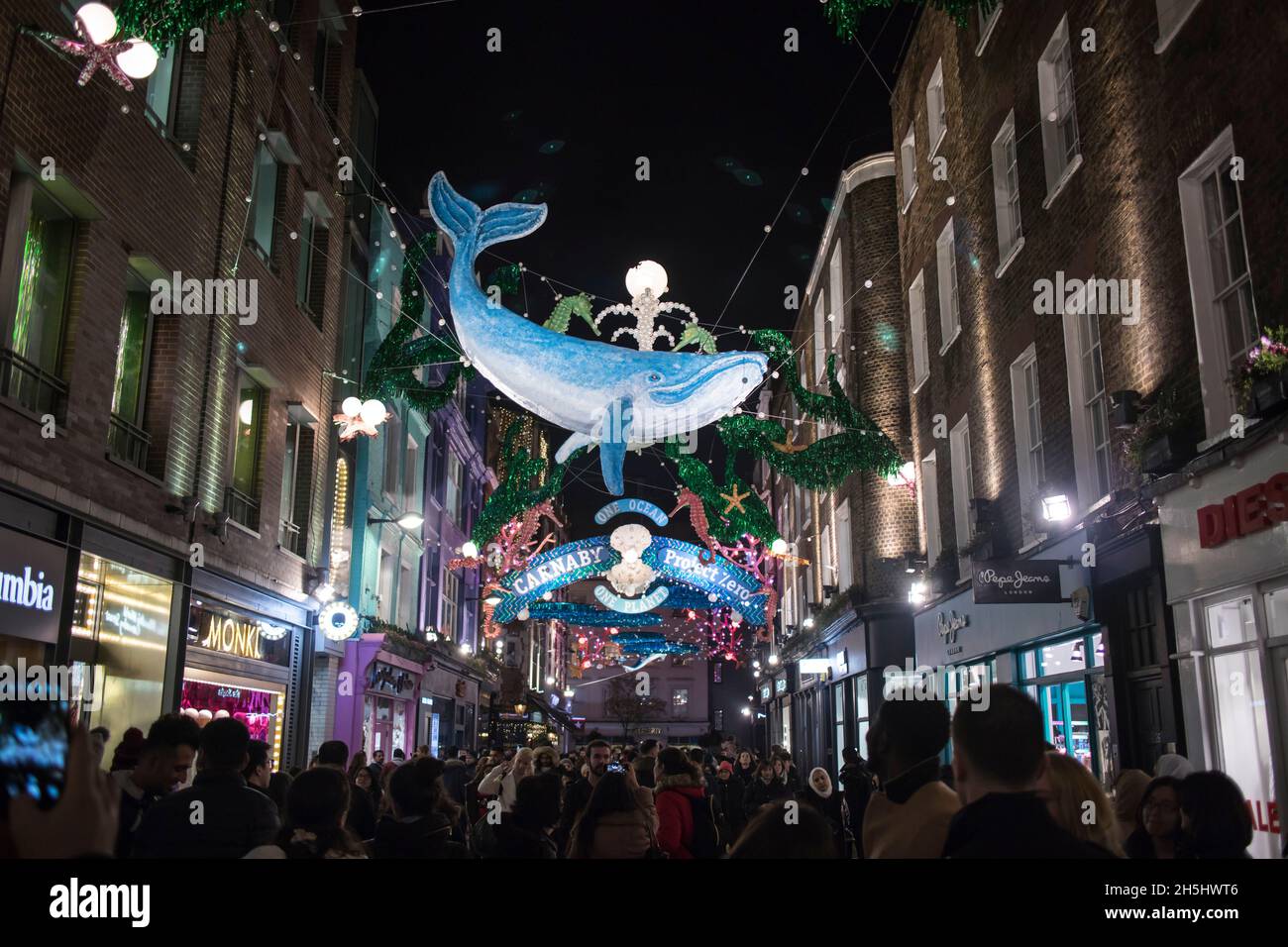 LONDON, Großbritannien - DEZEMBER, 01 2019: Weihnachtsdekorationen in der Carnaby Street ziehen während der Weihnachtszeit Tausende von Menschen an und sind ein ma Stockfoto