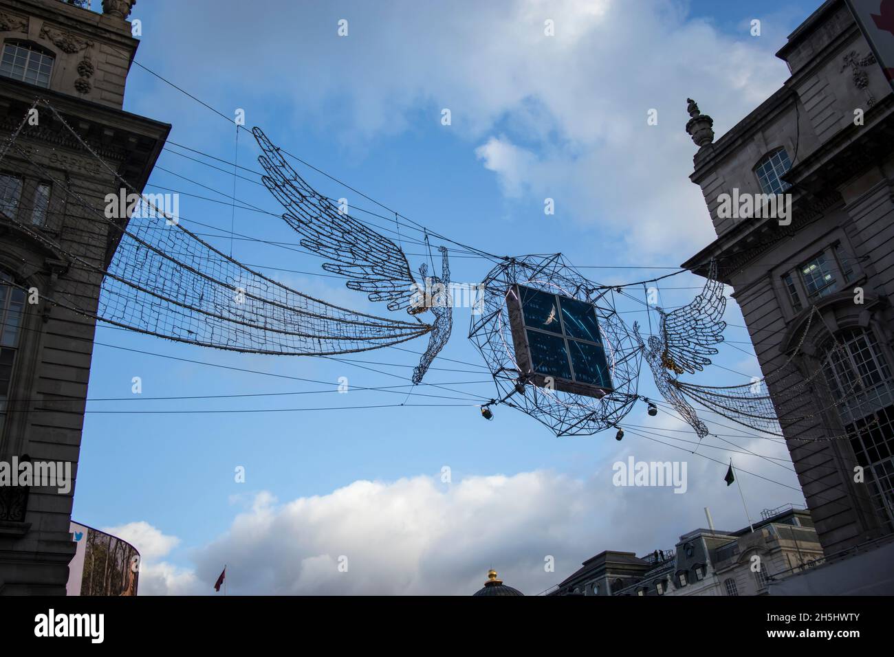 LONDON, Großbritannien - DEZEMBER, 01 2019: Die weihnachtliche Straßendekoration im Regent Street Area zieht während der Weihnachtszeit Tausende von Menschen an und ist ein Maj Stockfoto